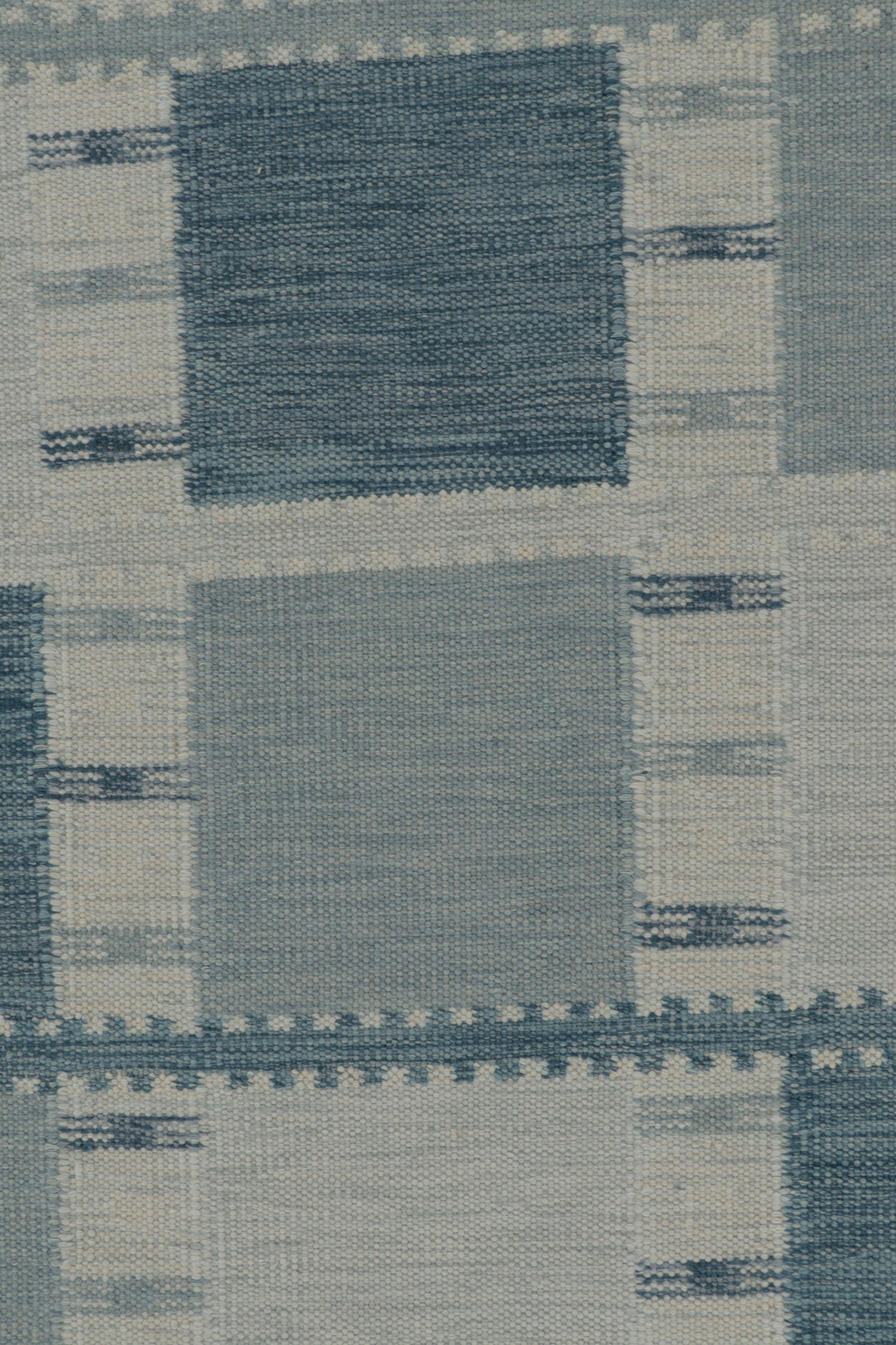 Skandinavischer Teppich von Rug & Kilim in Schieferblau und blassgrauem Karomuster (Handgewebt) im Angebot