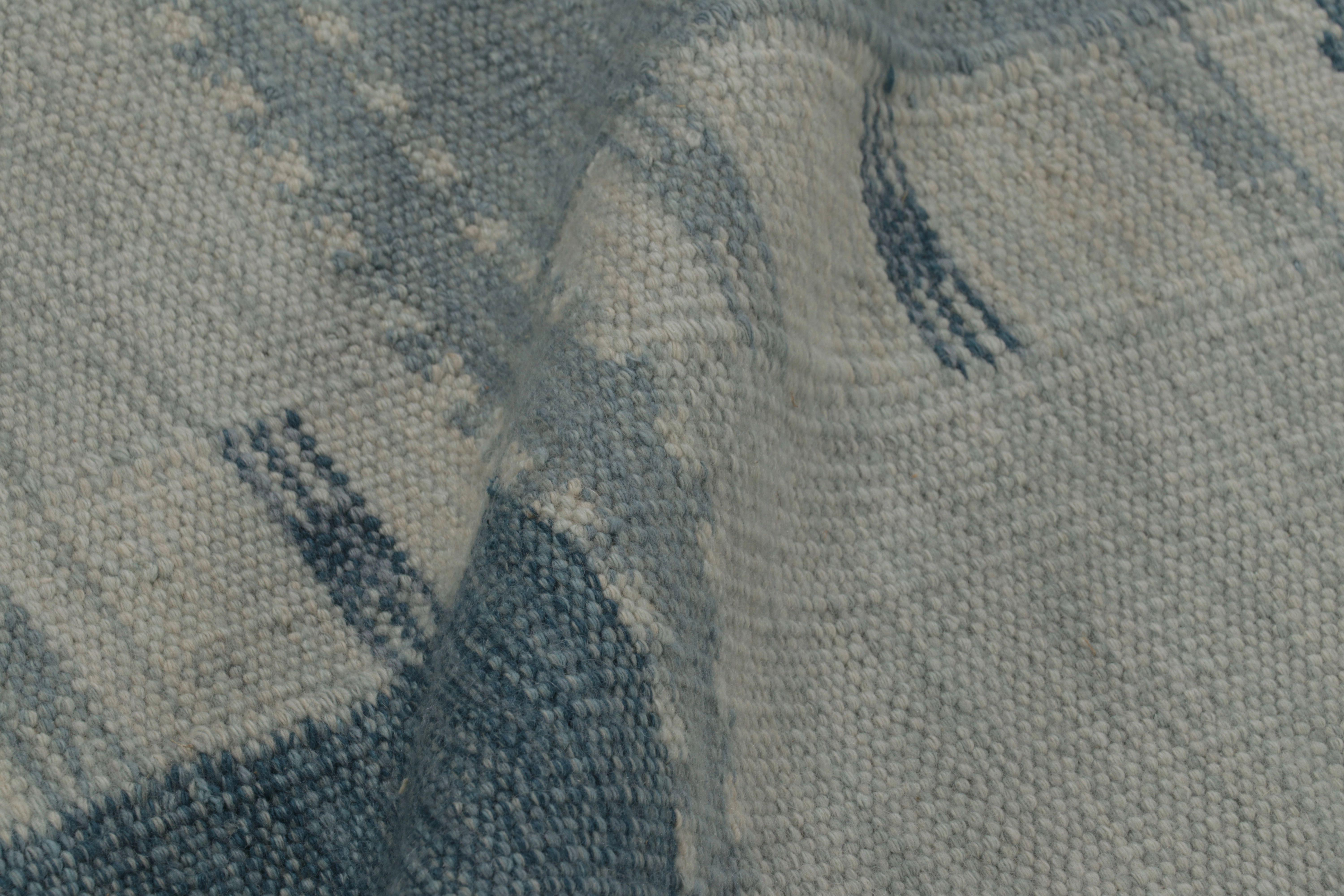 Skandinavischer Teppich von Rug & Kilim in Schieferblau und blassgrauem Karomuster (21. Jahrhundert und zeitgenössisch) im Angebot