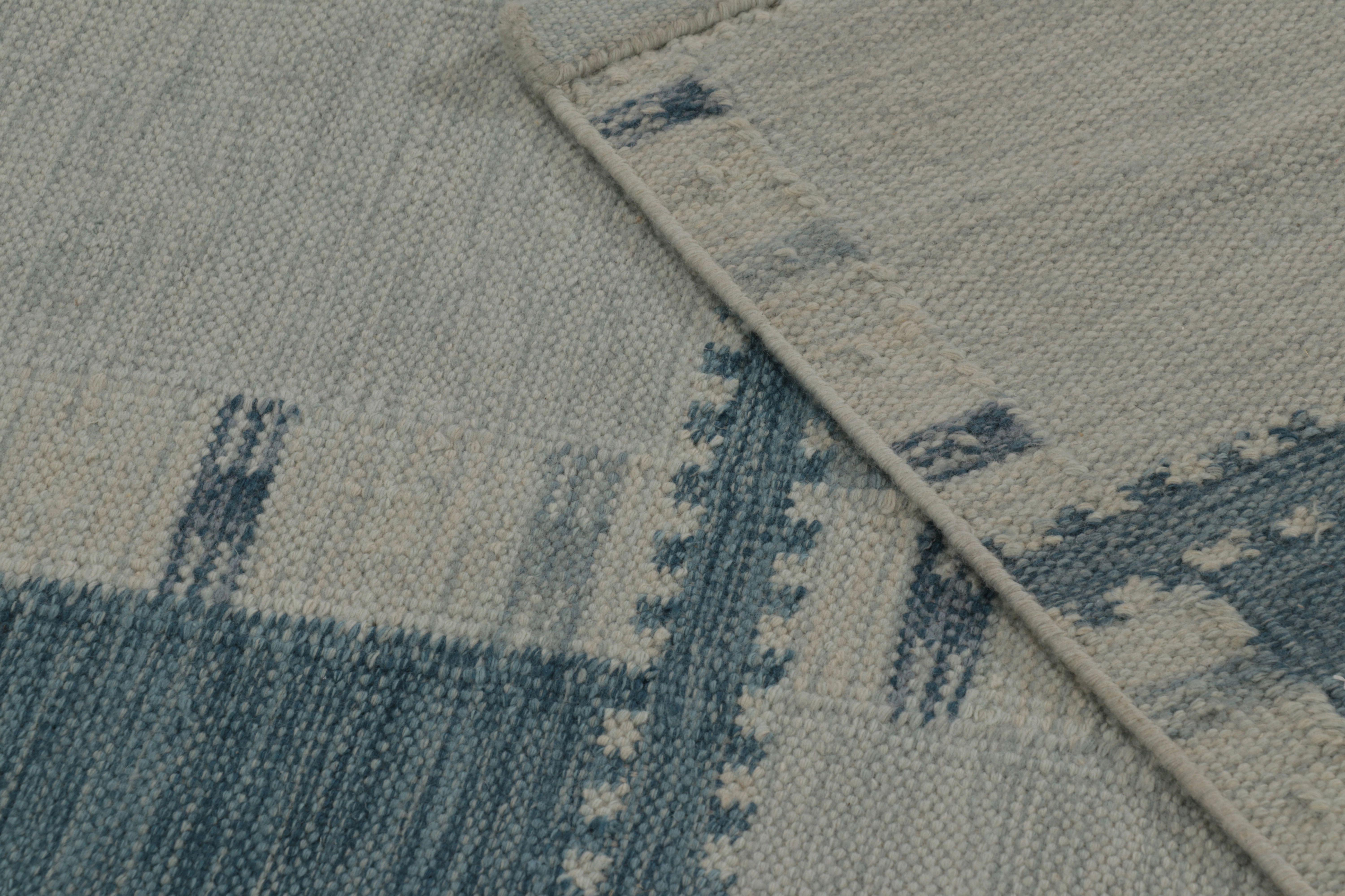 Skandinavischer Teppich von Rug & Kilim in Schieferblau und blassgrauem Karomuster (Wolle) im Angebot