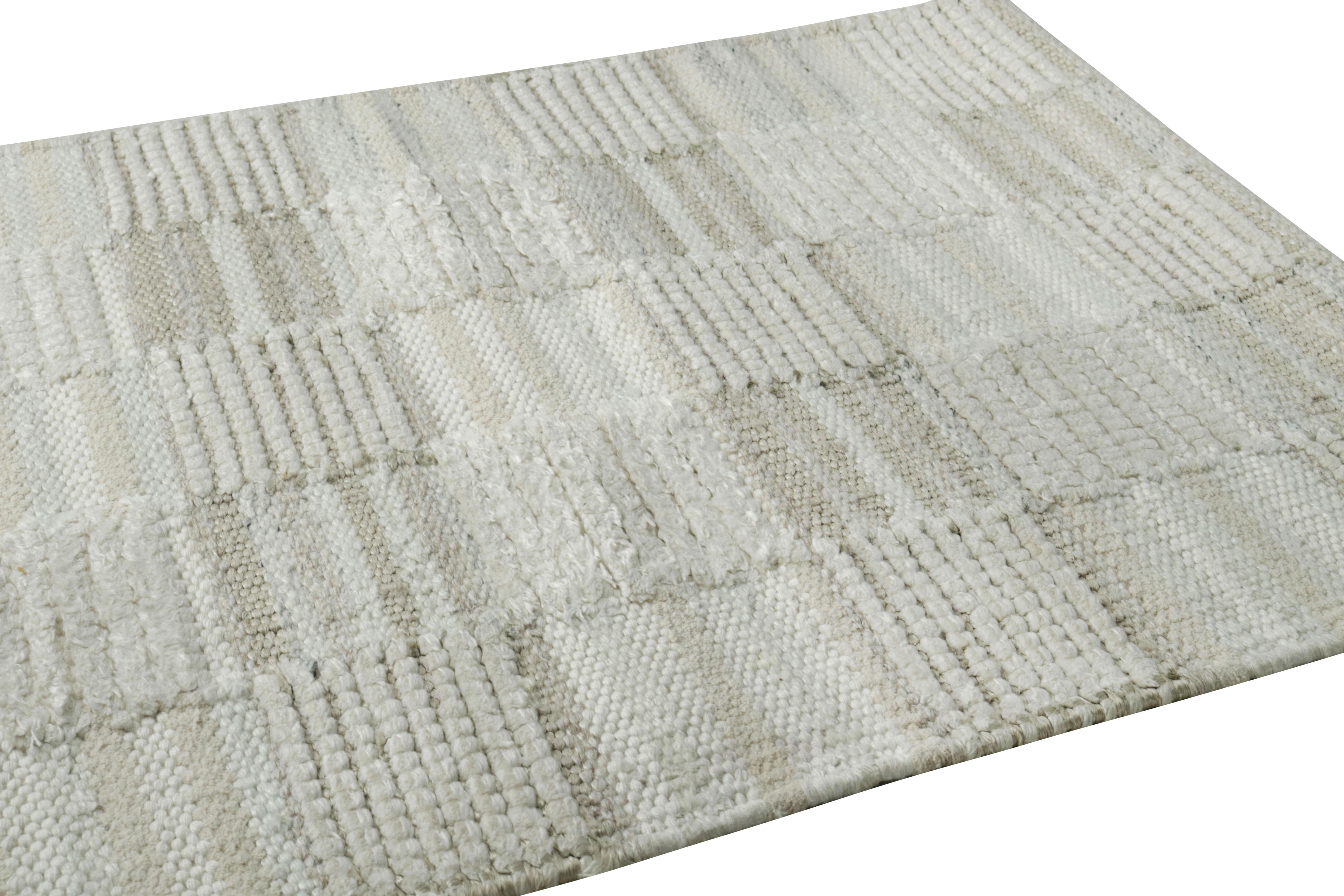 Indiano Campione di tappeto scandinavo Rug & Kilim, bianco e grigio con motivi geometrici in vendita