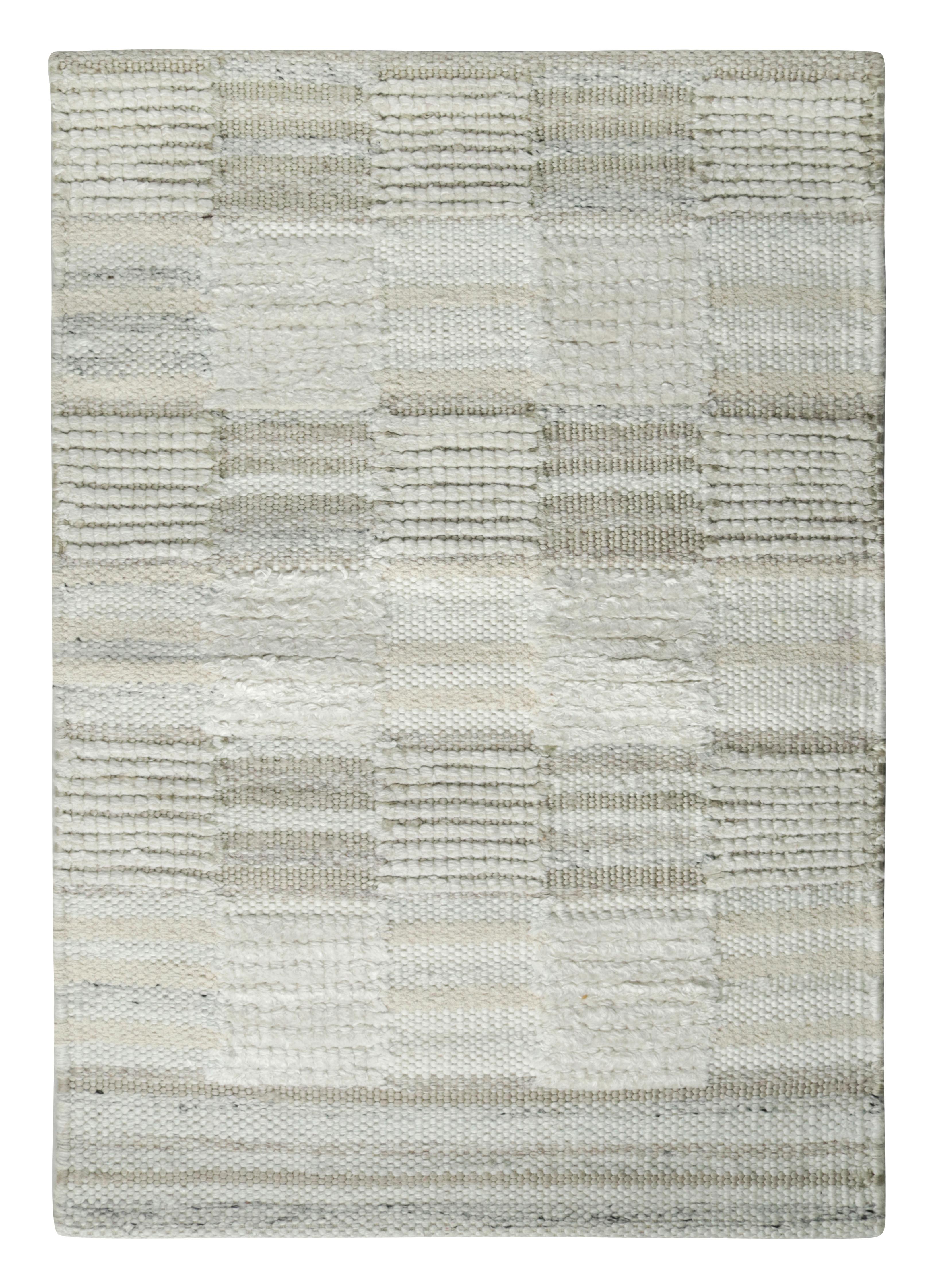 Tessuto a mano Campione di tappeto scandinavo Rug & Kilim, bianco e grigio con motivi geometrici in vendita