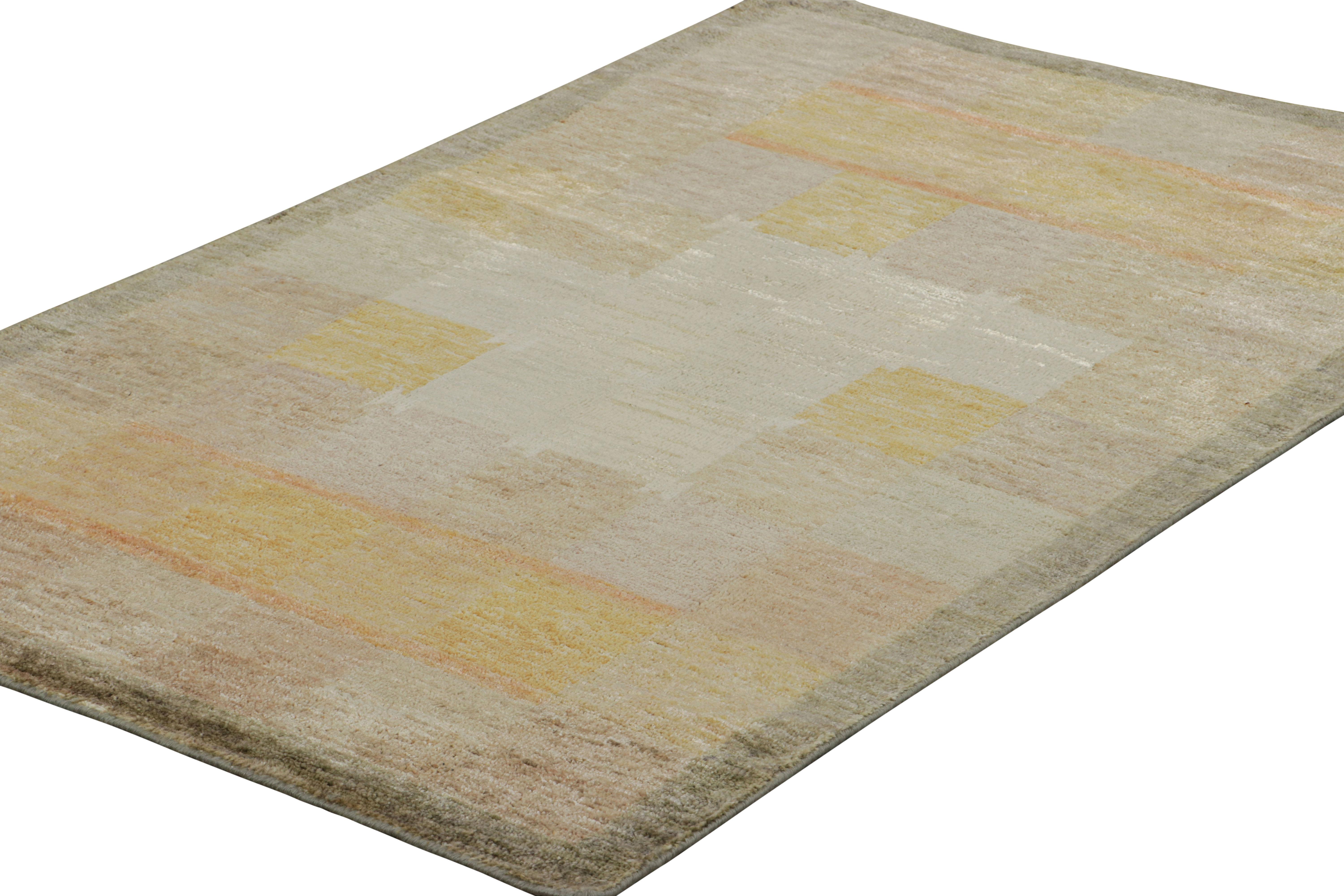 Alfombra escandinava de Rug & Kilim con motivos geométricos beige-marrón y dorados Escandinavo moderno en venta