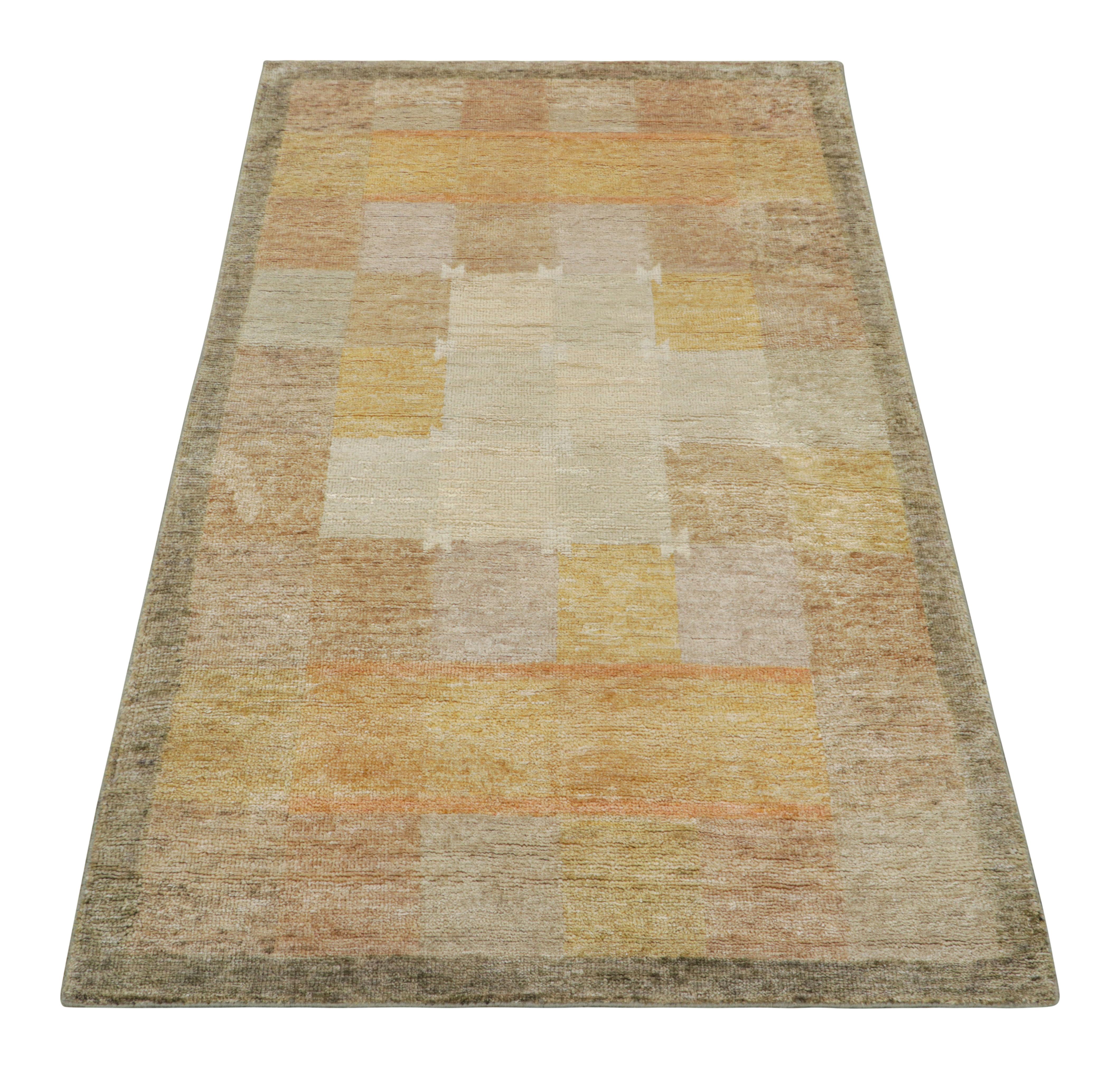 Alfombra escandinava de Rug & Kilim con motivos geométricos beige-marrón y dorados Indio en venta