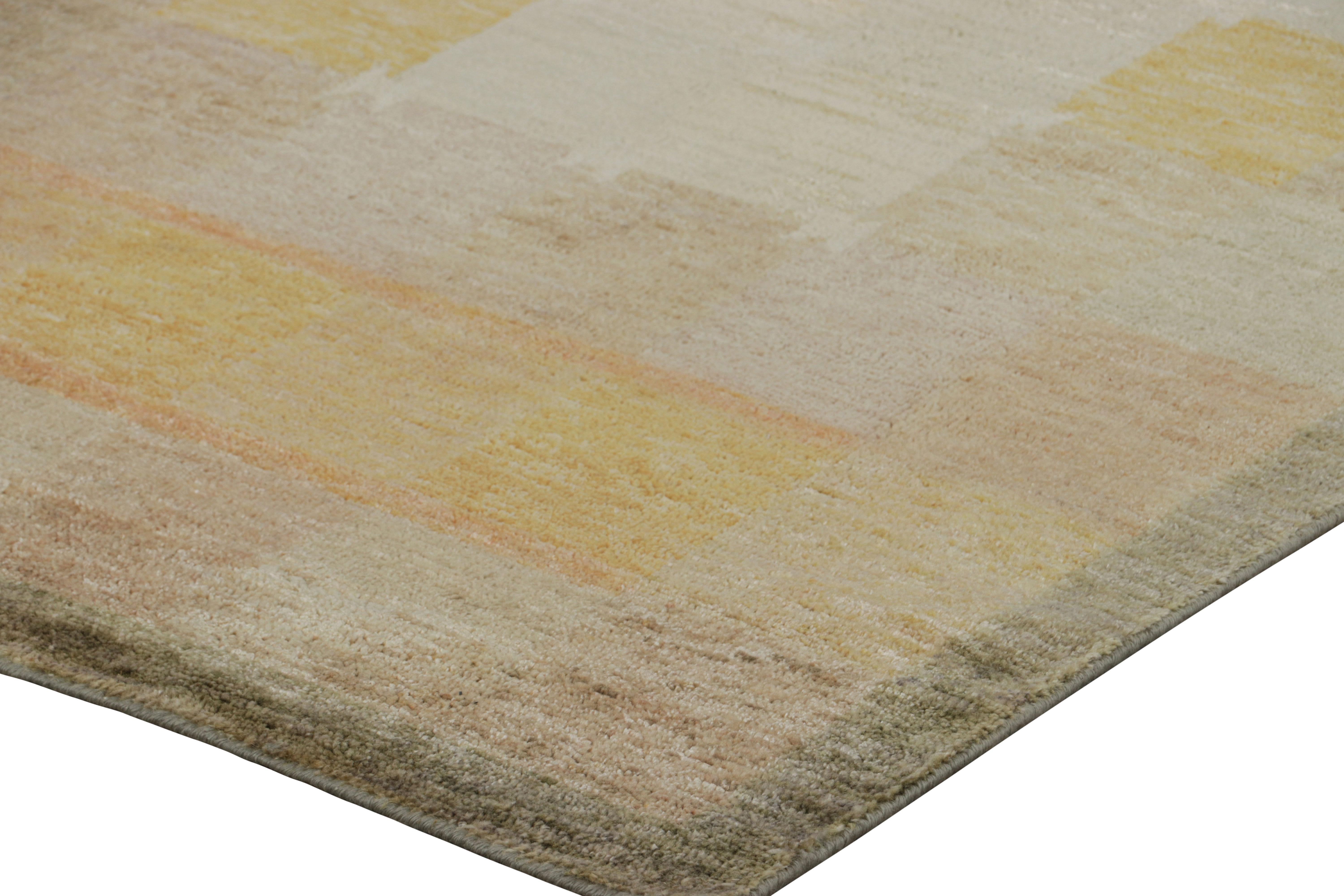 Alfombra escandinava de Rug & Kilim con motivos geométricos beige-marrón y dorados Anudado a mano en venta