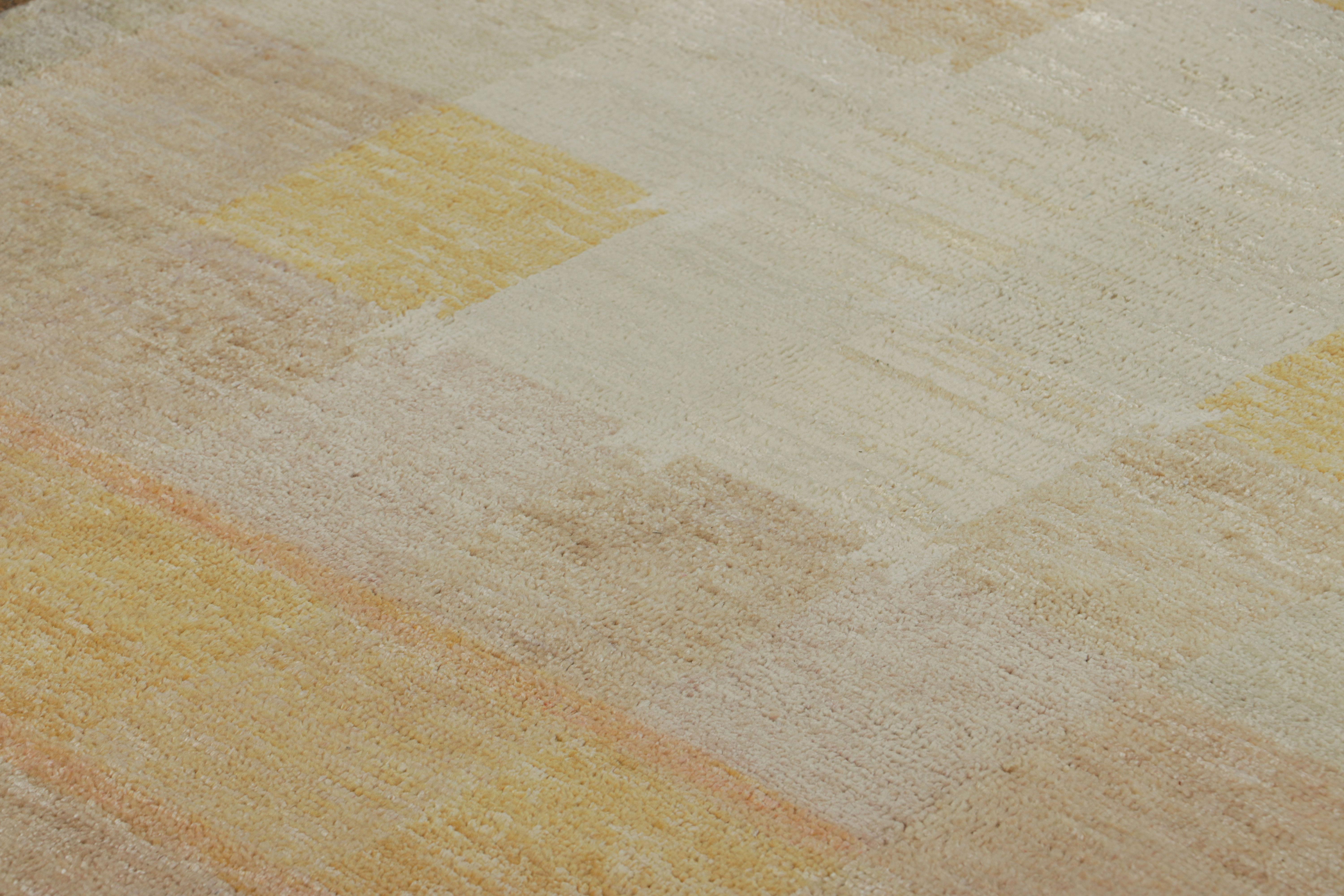 Alfombra escandinava de Rug & Kilim con motivos geométricos beige-marrón y dorados en Nuevo estado para la venta en Long Island City, NY