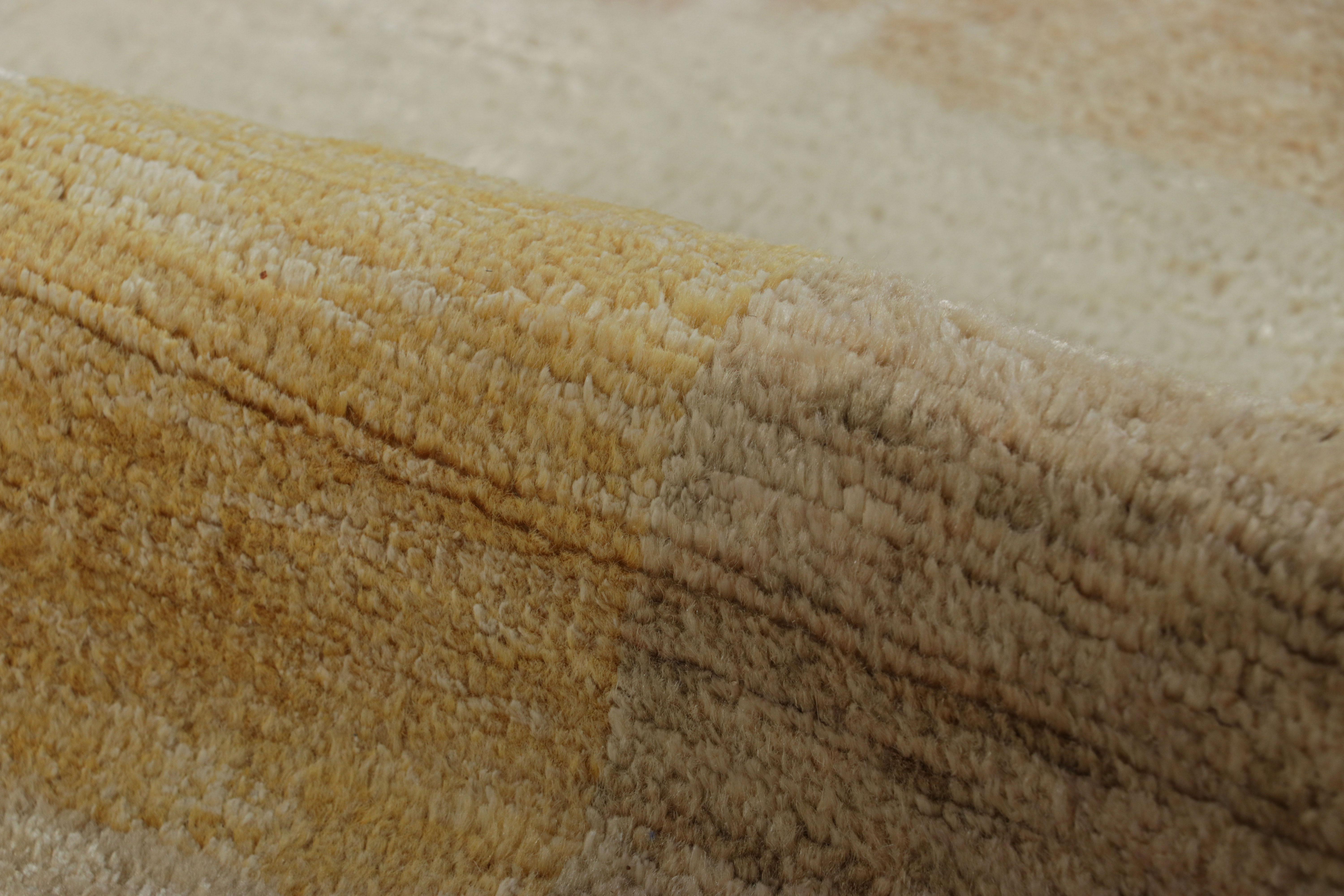 Alfombra escandinava de Rug & Kilim con motivos geométricos beige-marrón y dorados Siglo XXI y contemporáneo en venta