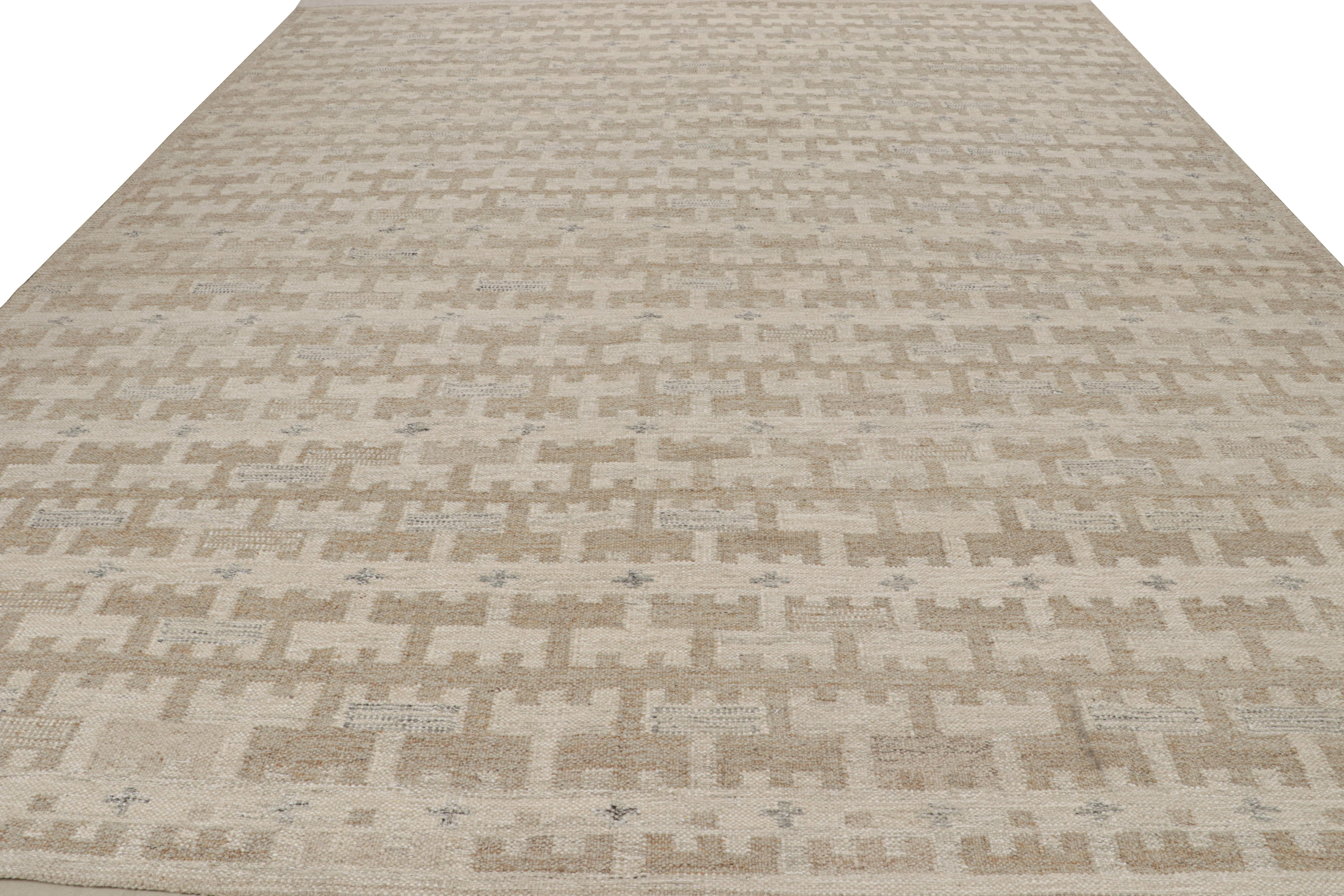Moderno Tappeto scandinavo Rug & Kilim con motivo geometrico beige-marrone in vendita