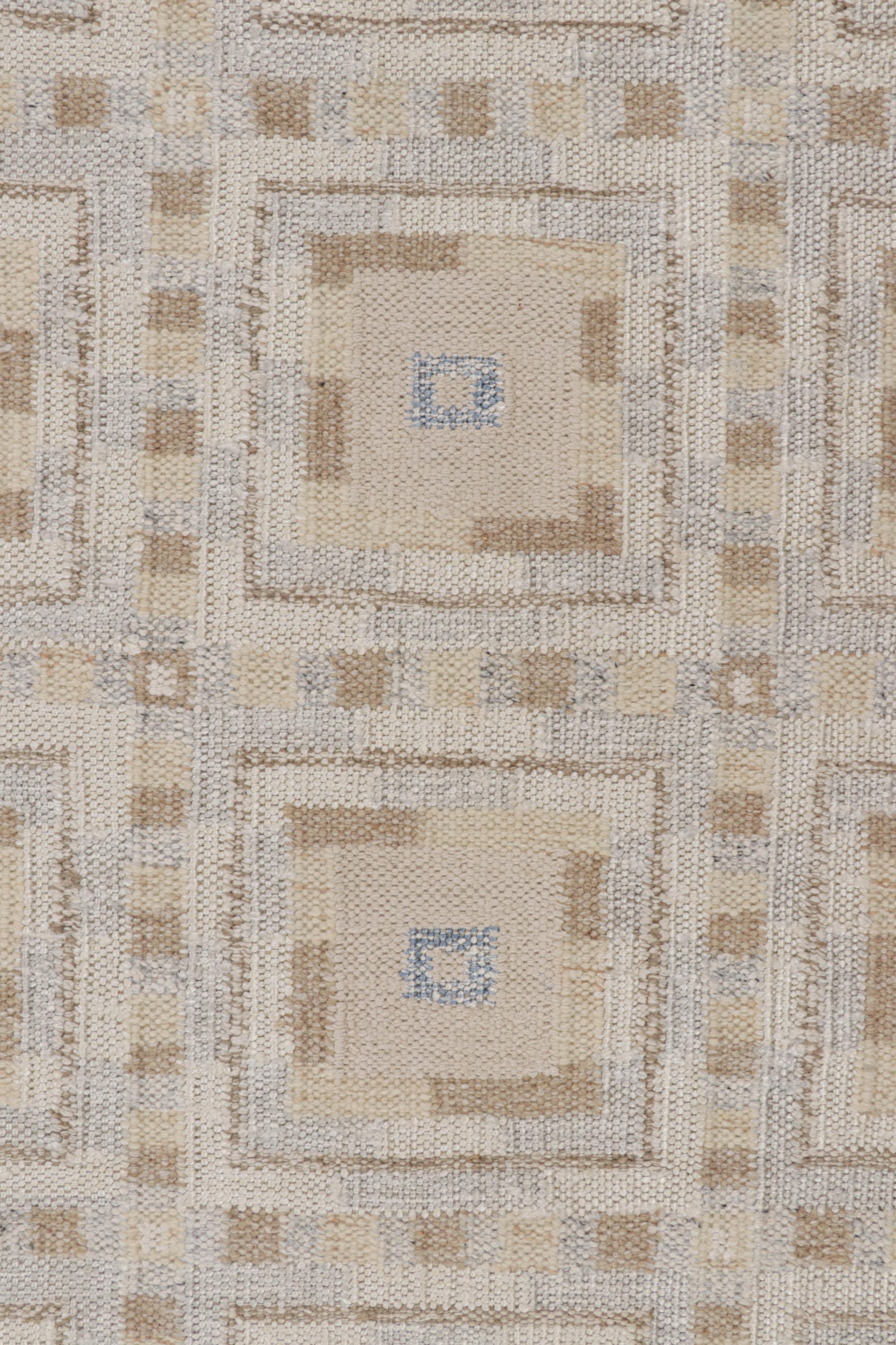 Moderno Tappeto scandinavo Rug & Kilim con motivi geometrici bianchi e beige-marroni in vendita