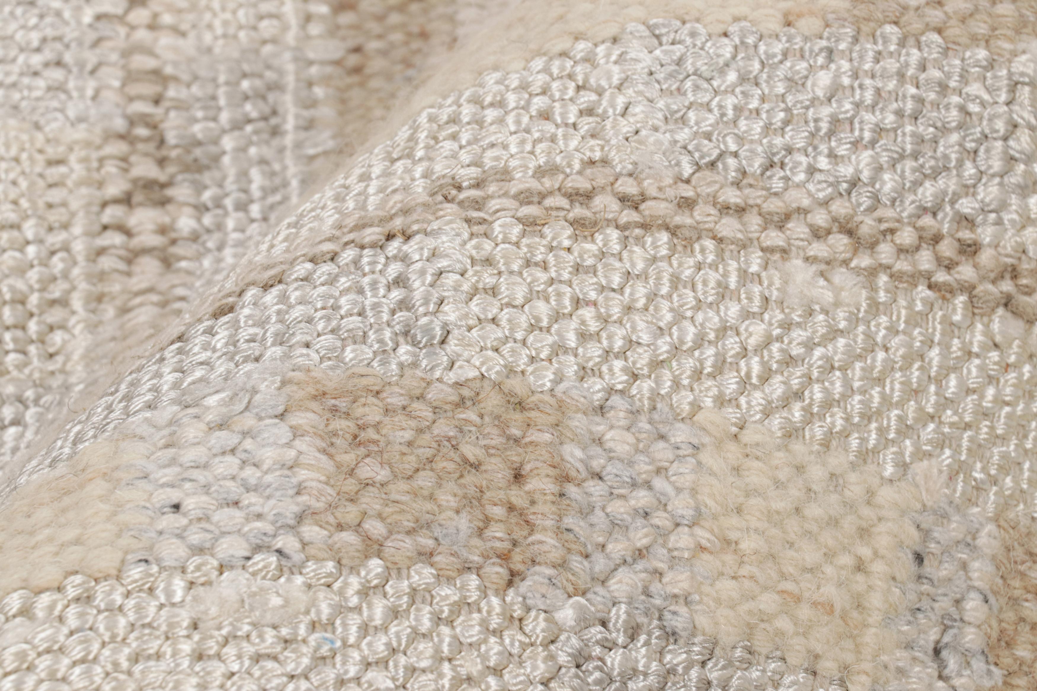 XXI secolo e contemporaneo Tappeto scandinavo Rug & Kilim con motivi geometrici bianchi e beige-marroni in vendita