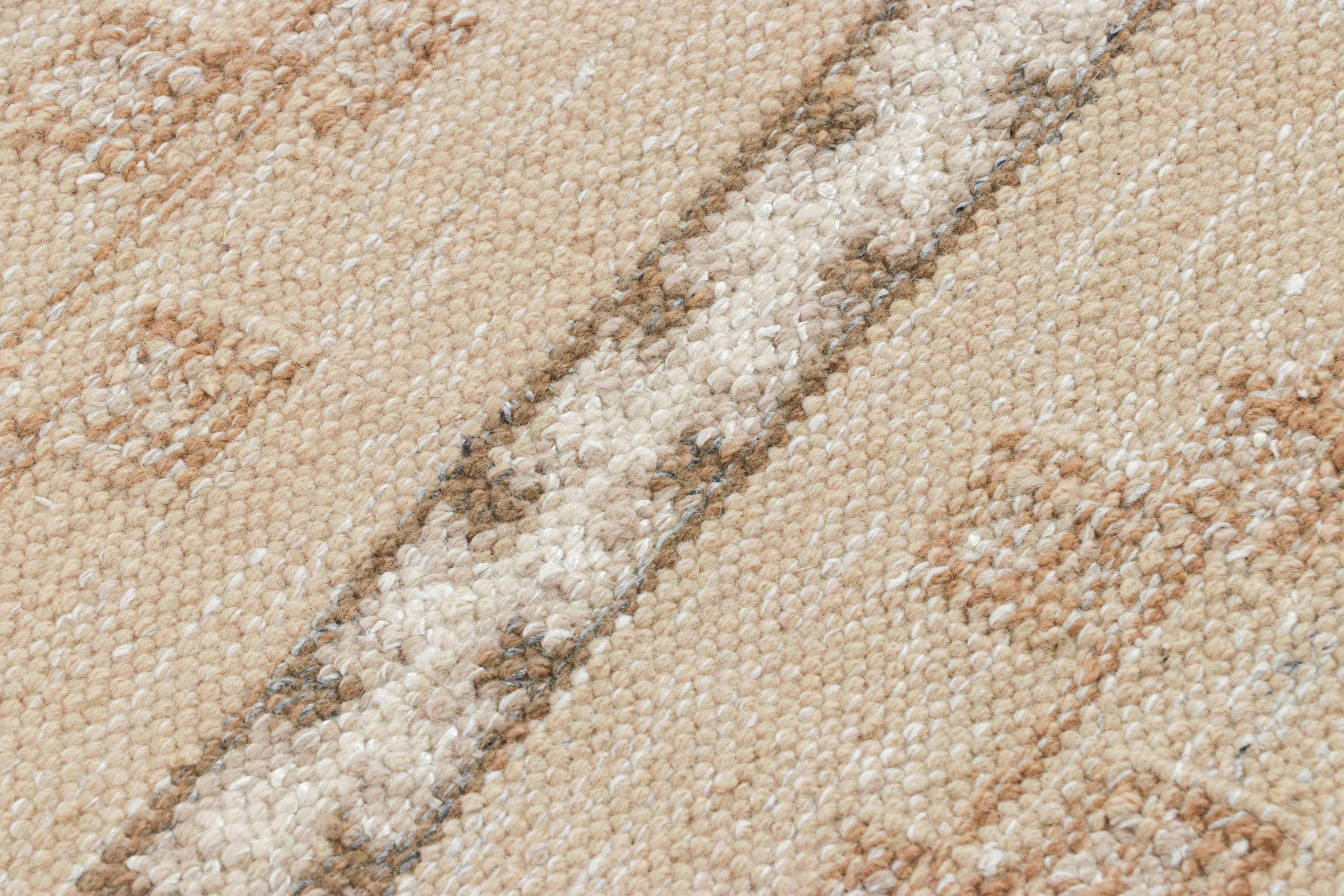 Realizzato in lana intrecciata a mano, questo tappeto runner 3x10 è un'entusiasmante novità della collezione di tappeti scandinavi di Rug & Kilim: una rivisitazione contemporanea del minimalismo svedese e dei tappeti e tessuti vintage delle