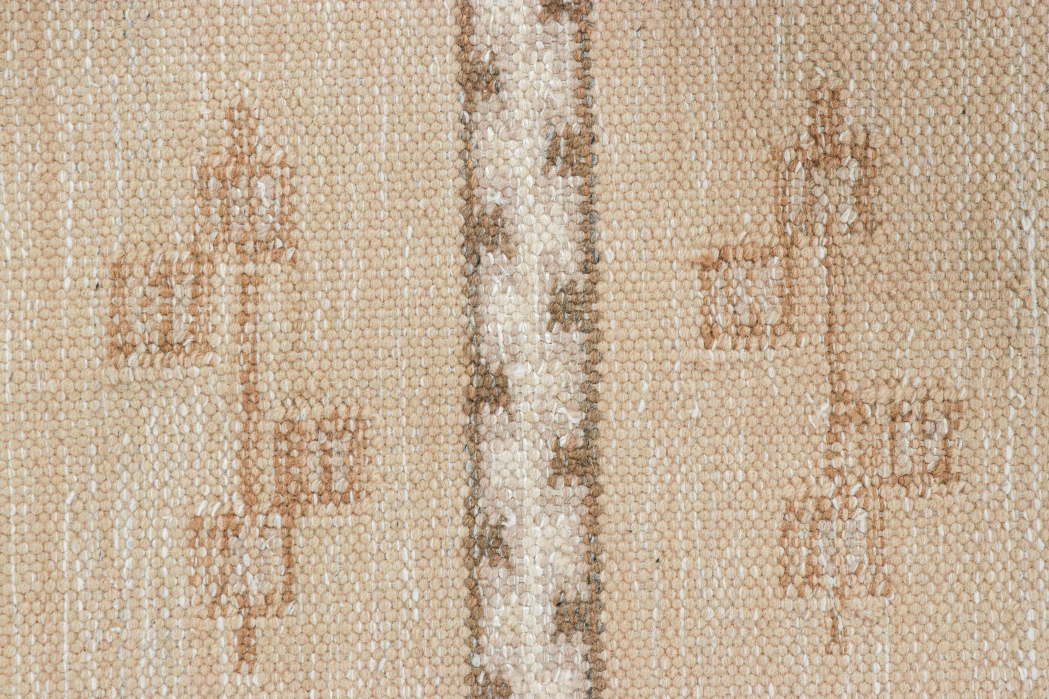 Scandinavo moderno Tappeto Scandinavo Rug & Kilim in beige con motivi geometrici in vendita