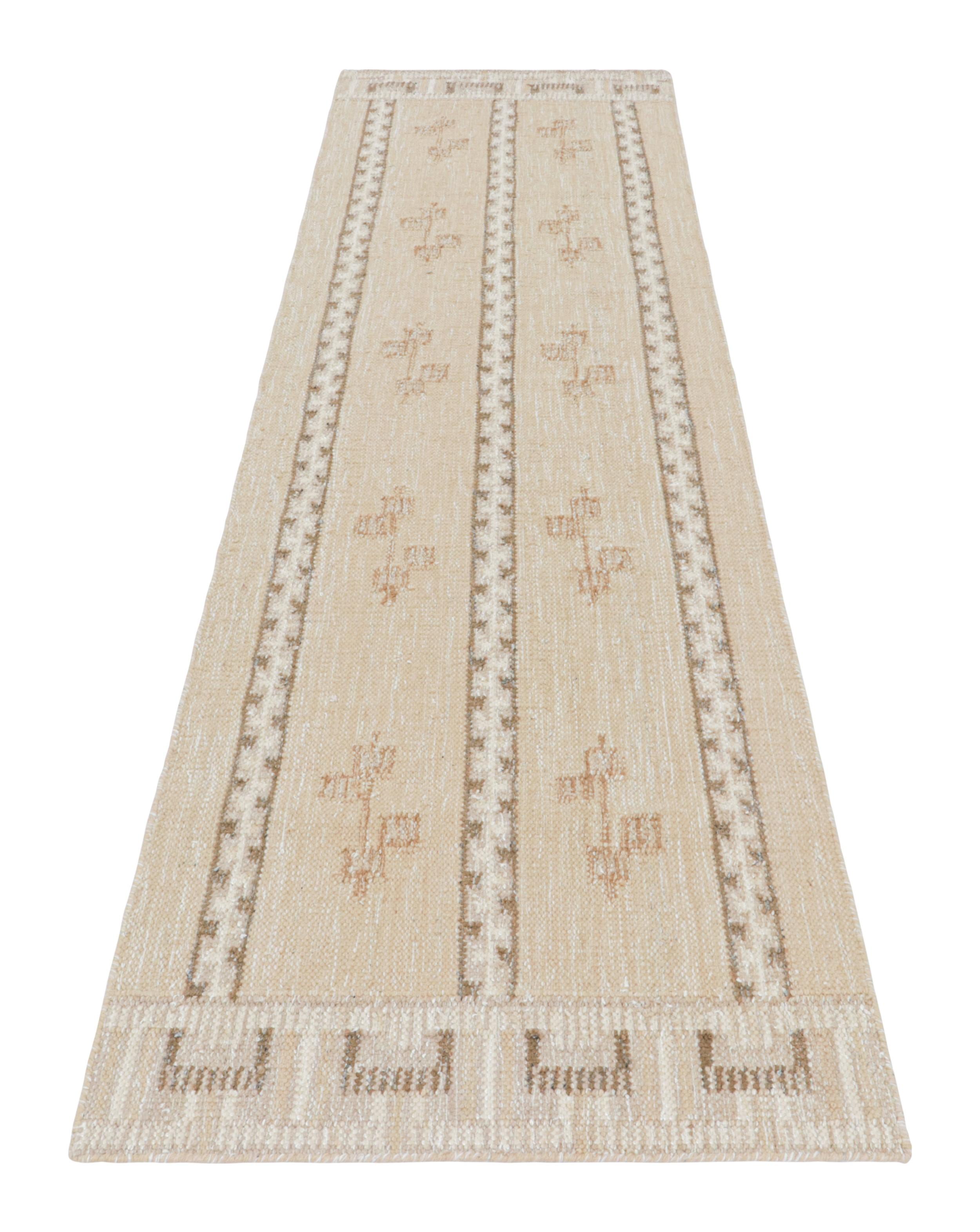Tessuto a mano Tappeto Scandinavo Rug & Kilim in beige con motivi geometrici in vendita