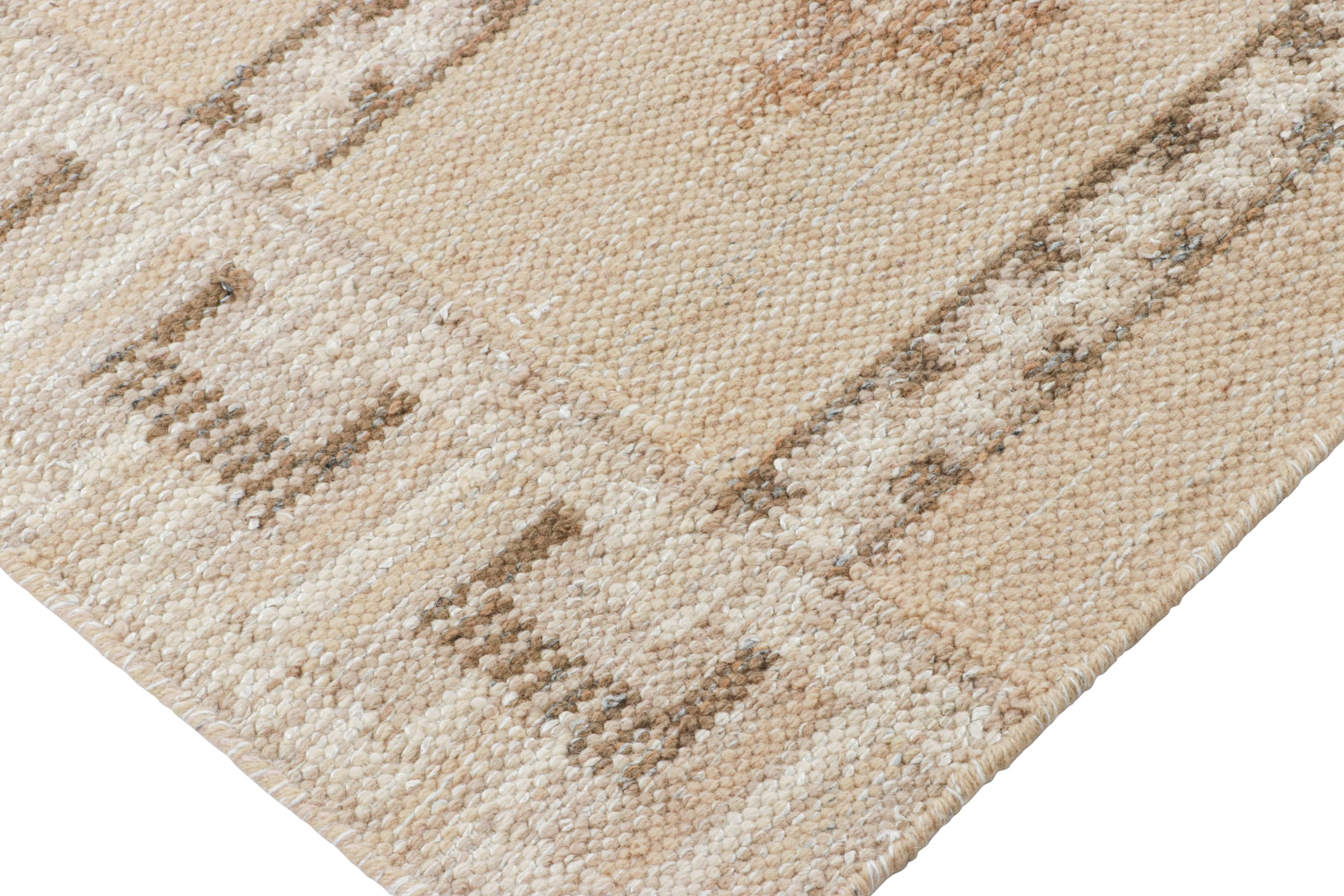 Tappeto Scandinavo Rug & Kilim in beige con motivi geometrici In condizioni Nuovo in vendita a Long Island City, NY