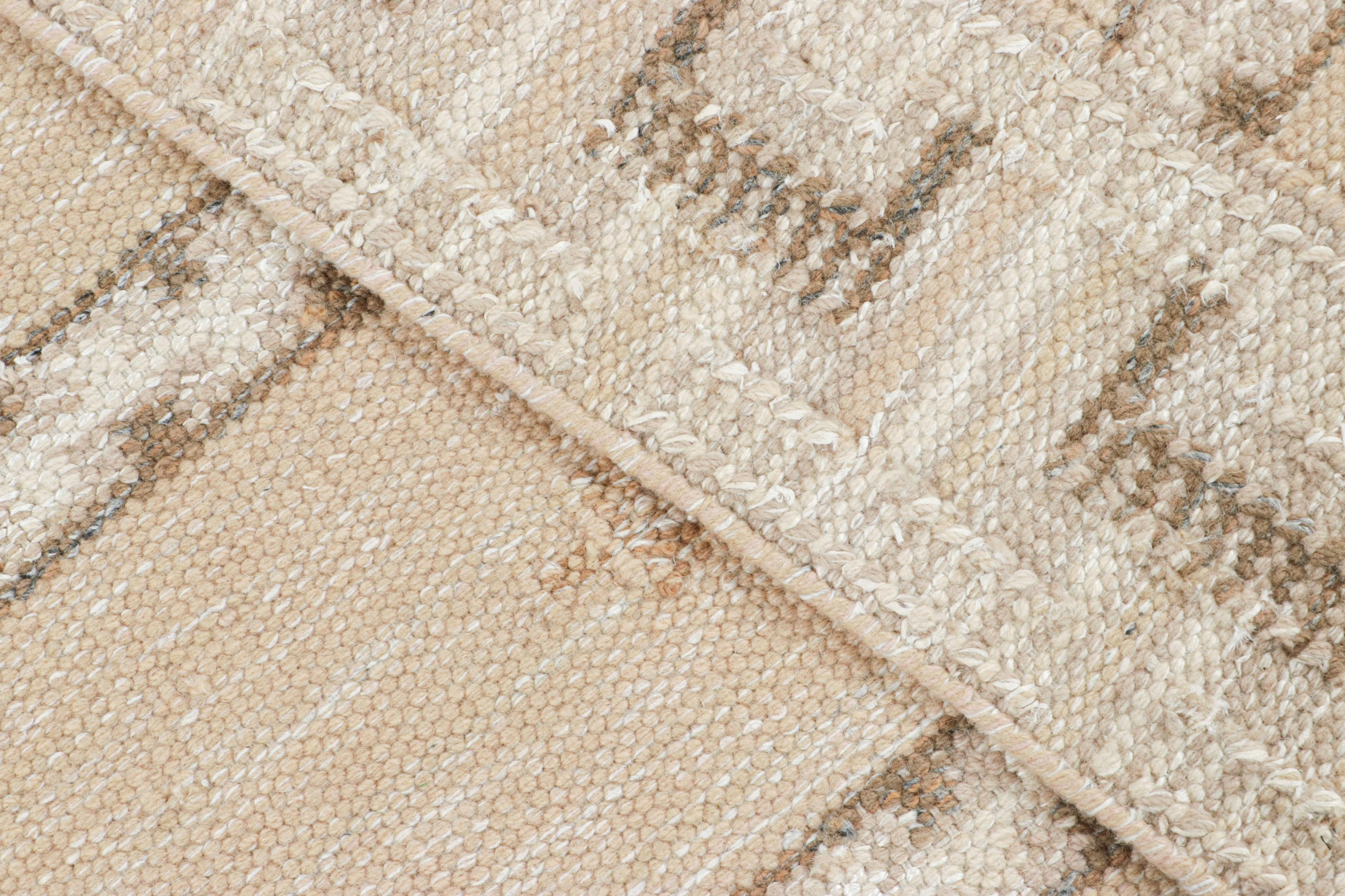 XXI secolo e contemporaneo Tappeto Scandinavo Rug & Kilim in beige con motivi geometrici in vendita