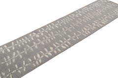 Rug & Kilim's skandinavischer Läufer in silbergrauen Tönen mit floralen Mustern