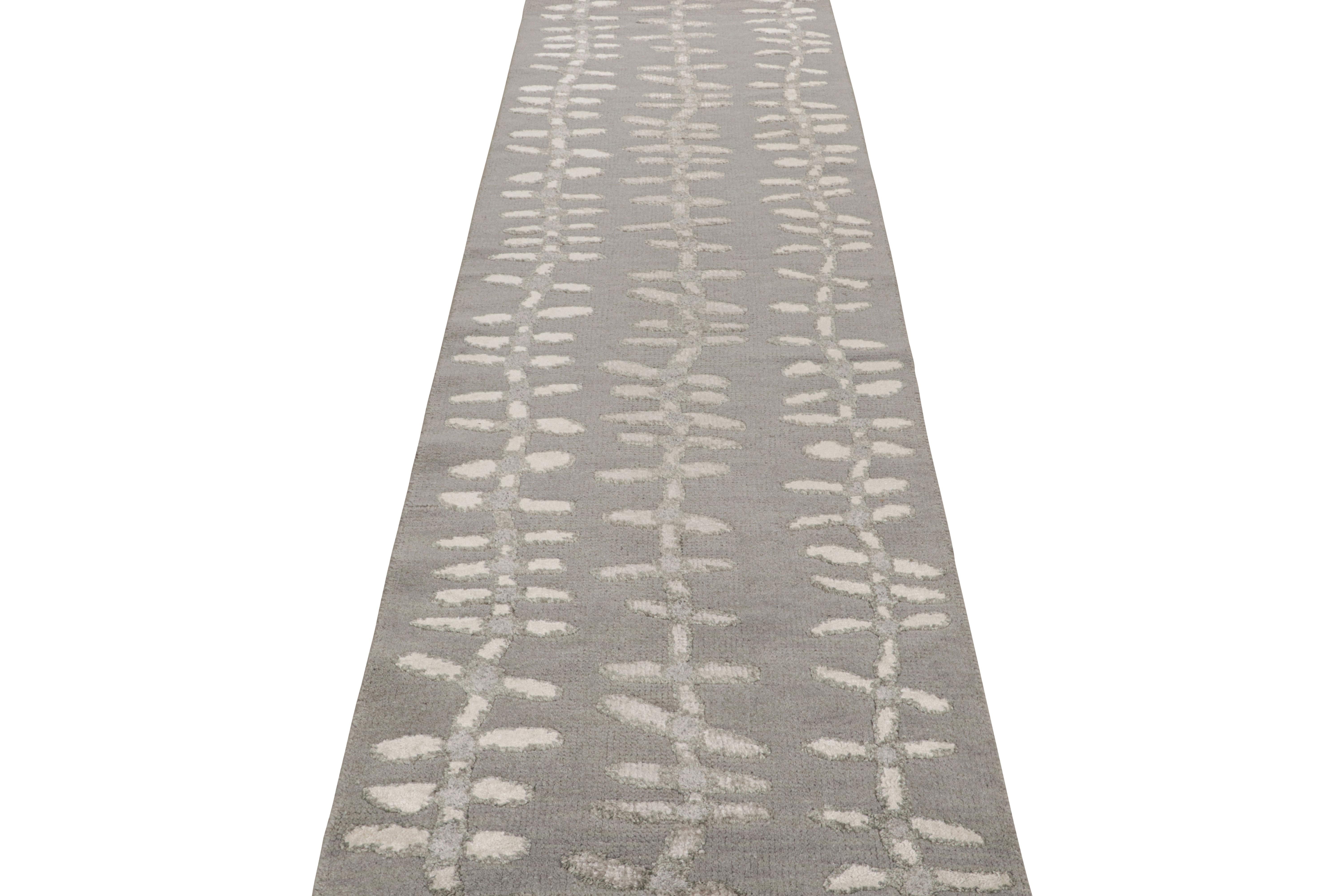 Scandinavo moderno Rug & Kilim - Tappeto scandinavo con toni grigio-argento e motivi floreali in vendita