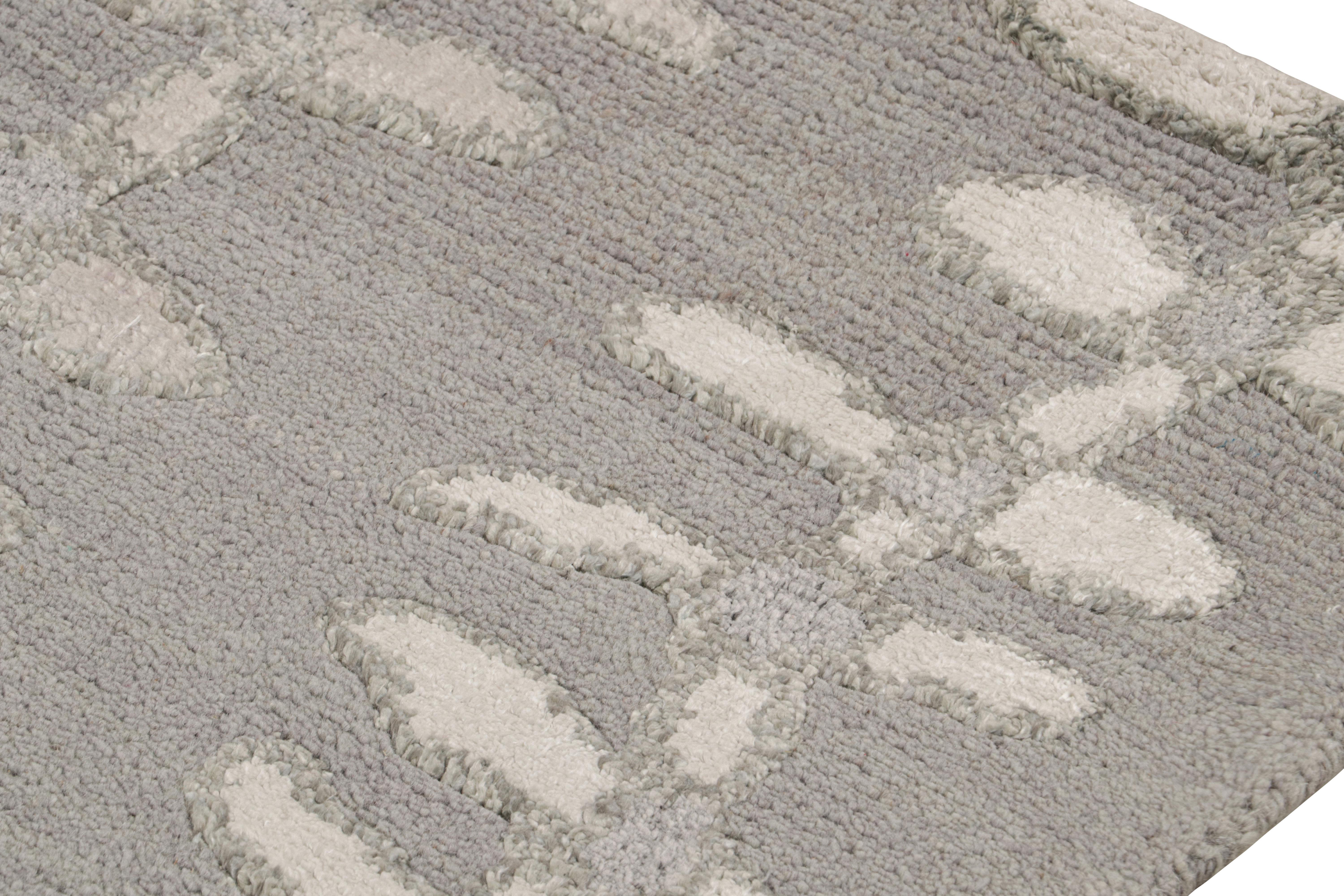 Annodato a mano Rug & Kilim - Tappeto scandinavo con toni grigio-argento e motivi floreali in vendita
