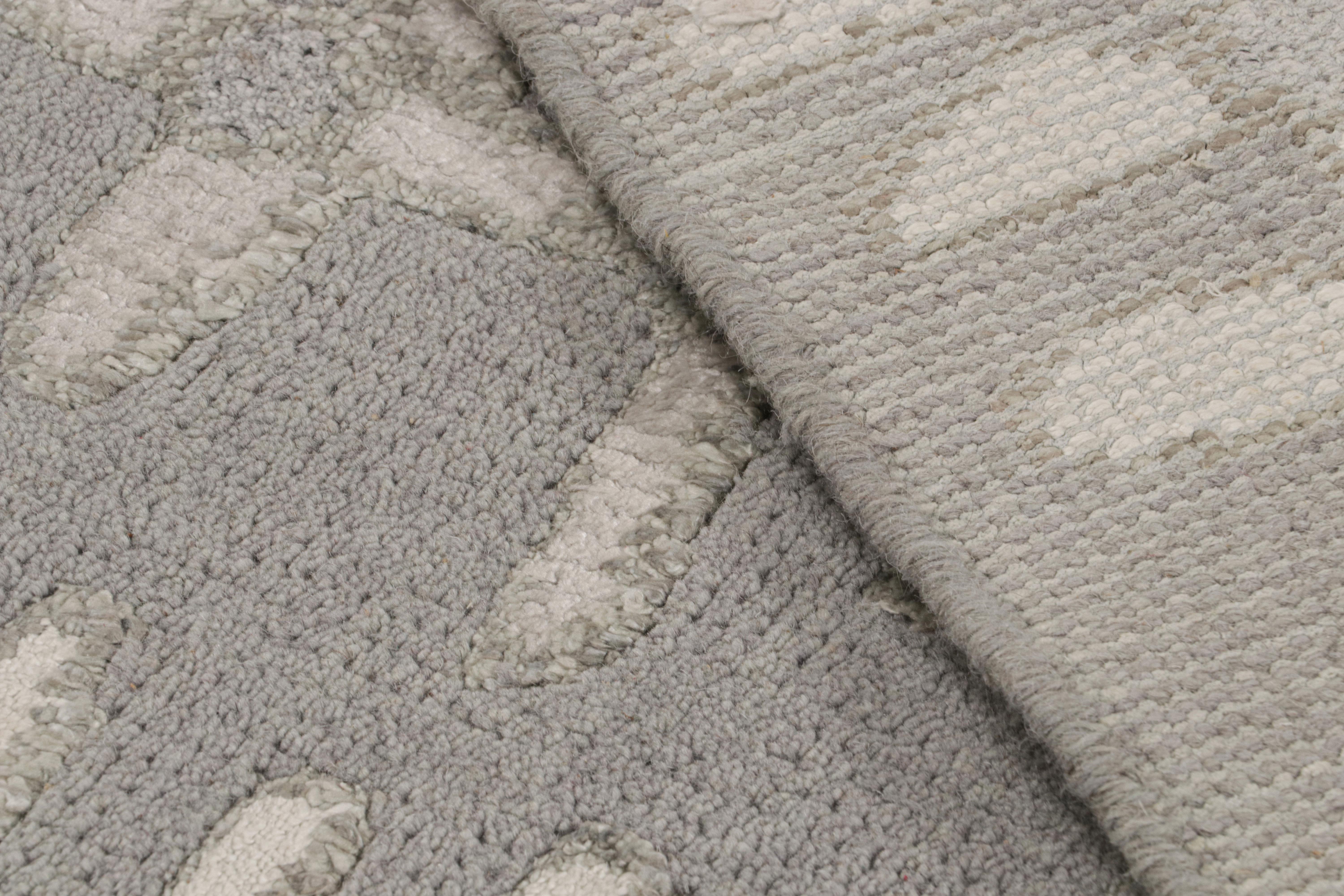 XXI secolo e contemporaneo Rug & Kilim - Tappeto scandinavo con toni grigio-argento e motivi floreali in vendita