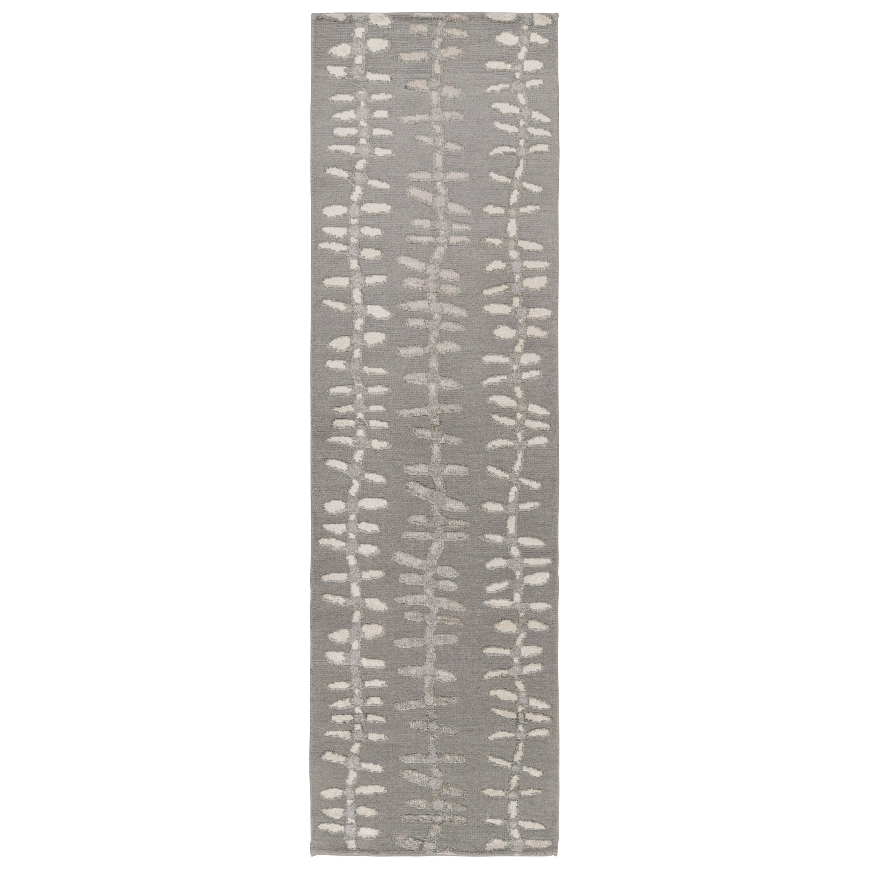Rug & Kilim - Tappeto scandinavo con toni grigio-argento e motivi floreali in vendita