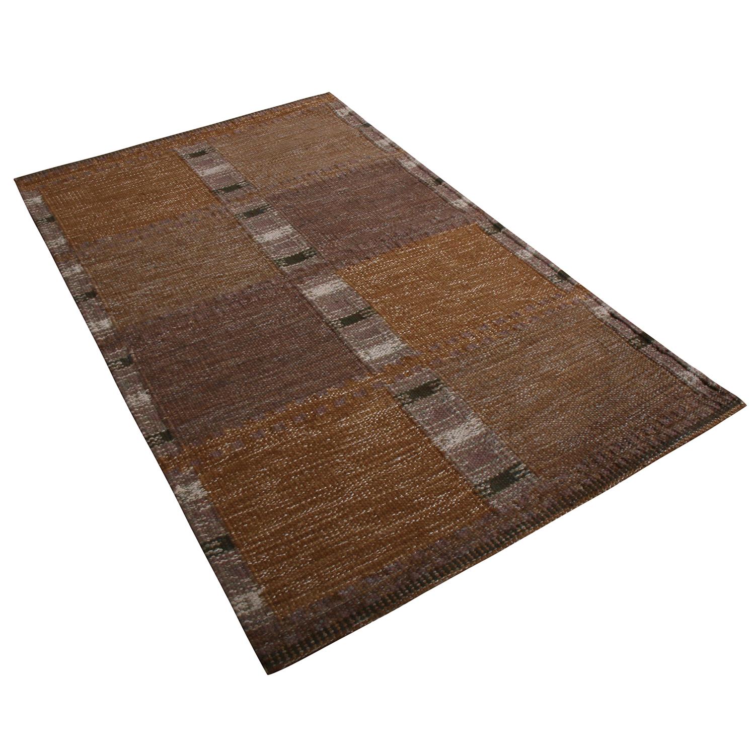 Hand woven in distinguished natural wool with a unique blend of exotic yarns, this modern rug hails from the latest flat weave additions to Rug & Kilim’s Scandinavian Kilim Collection, a celebration of Swedish modernism with new large-scale geometry