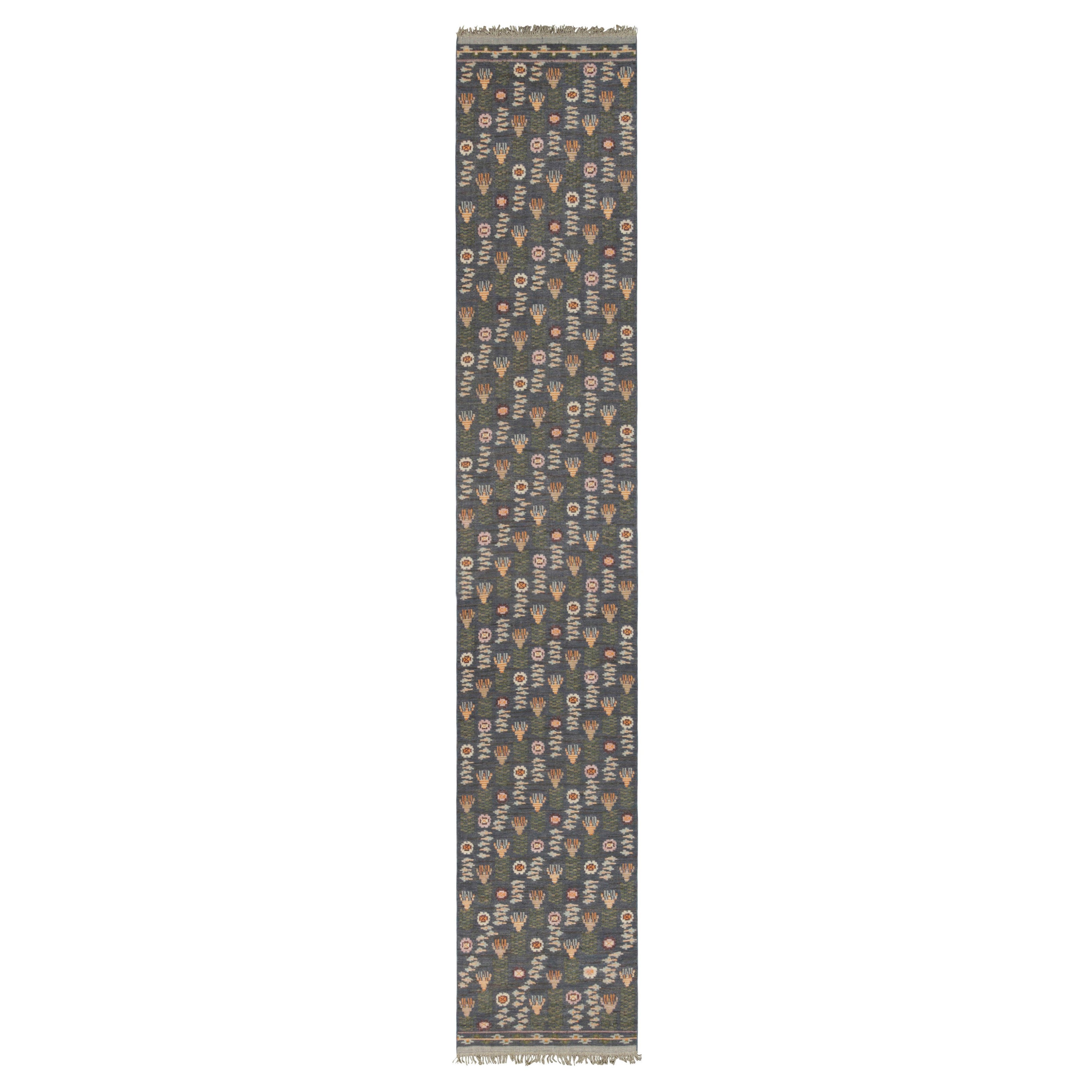 Rug & Kilim's Scandinavian Style Custom Extra-Long Runner in Blau- und Grüntönen im Angebot