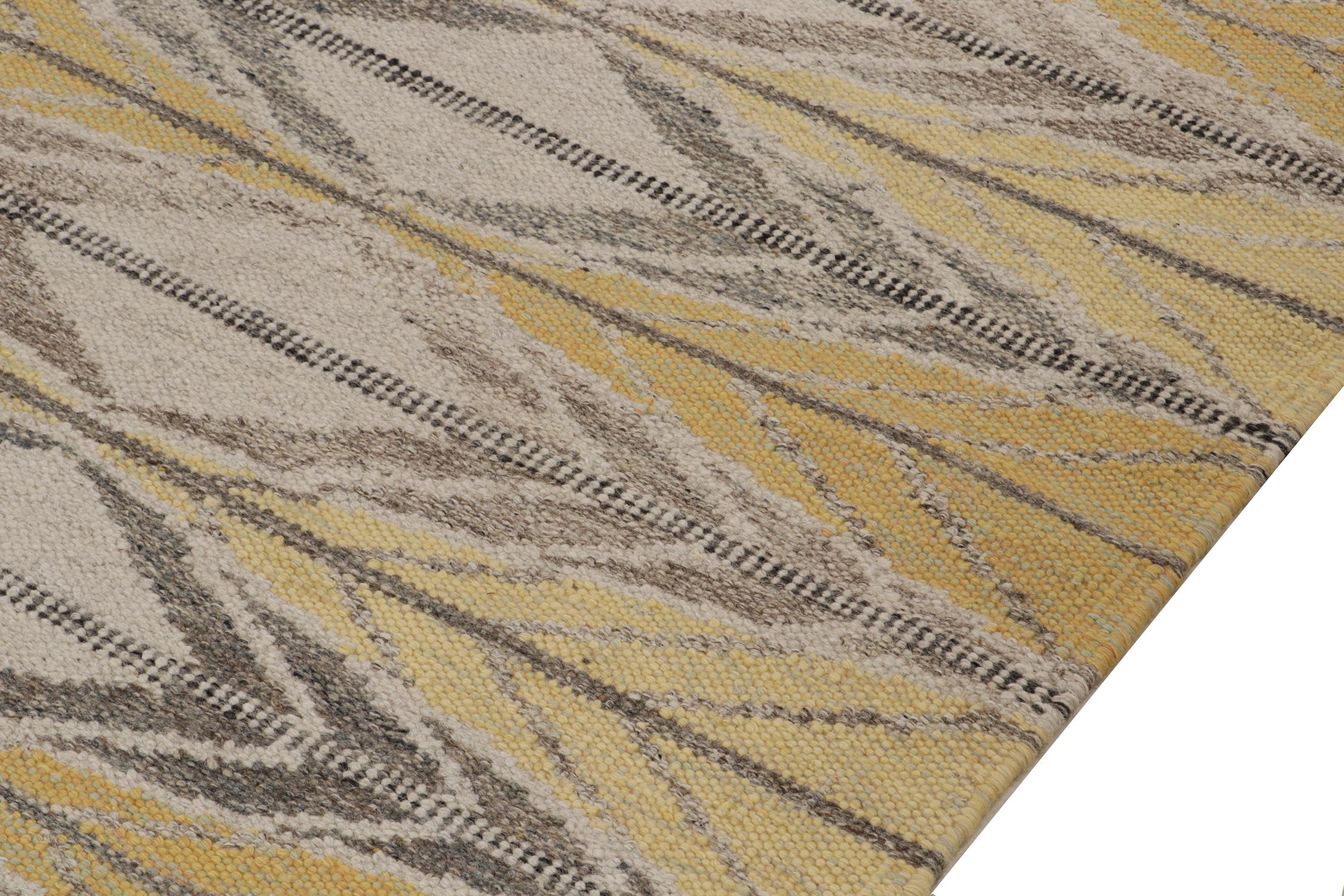 Maßgefertigter Kilim im skandinavischen Stil von Rug & Kilim in Gold und Grau mit geometrischem Muster (21. Jahrhundert und zeitgenössisch) im Angebot