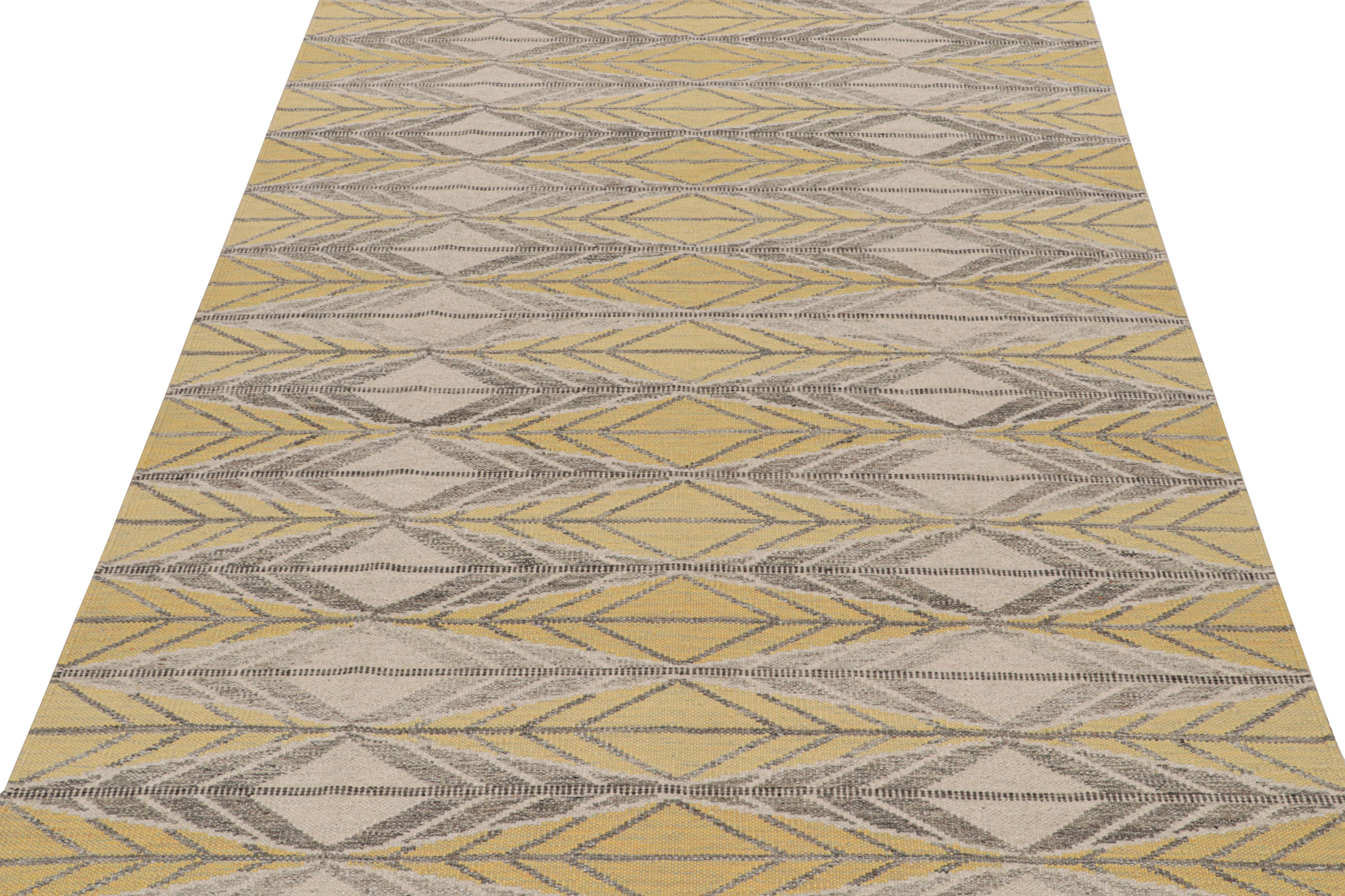Rug & Kilim's Scandinavian Style Custom Kilim in Gold & Gray Geometric Patterns (Moderne) im Angebot