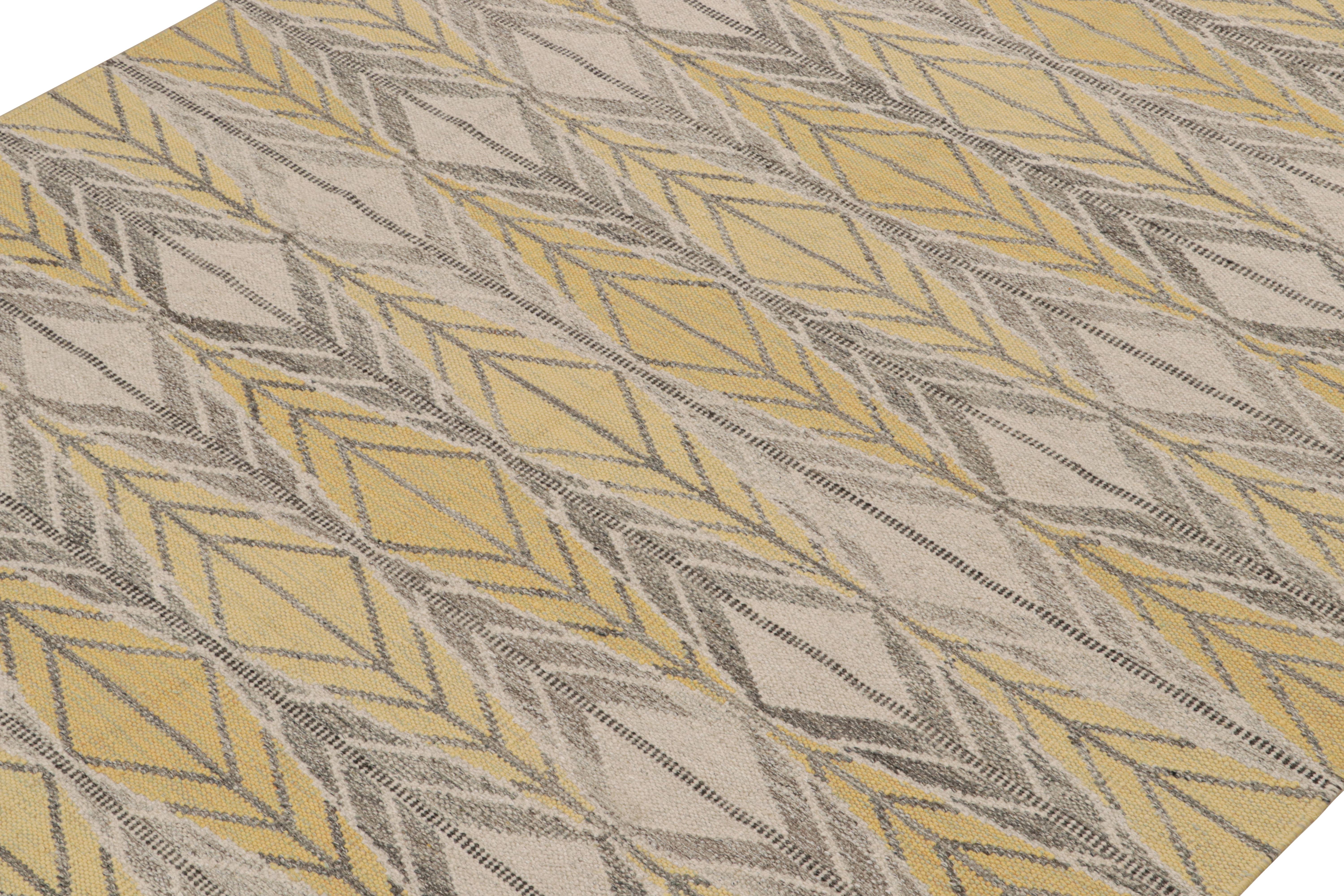 Rug & Kilim's Scandinavian Style Custom Kilim in Gold & Gray Geometric Patterns (Indisch) im Angebot