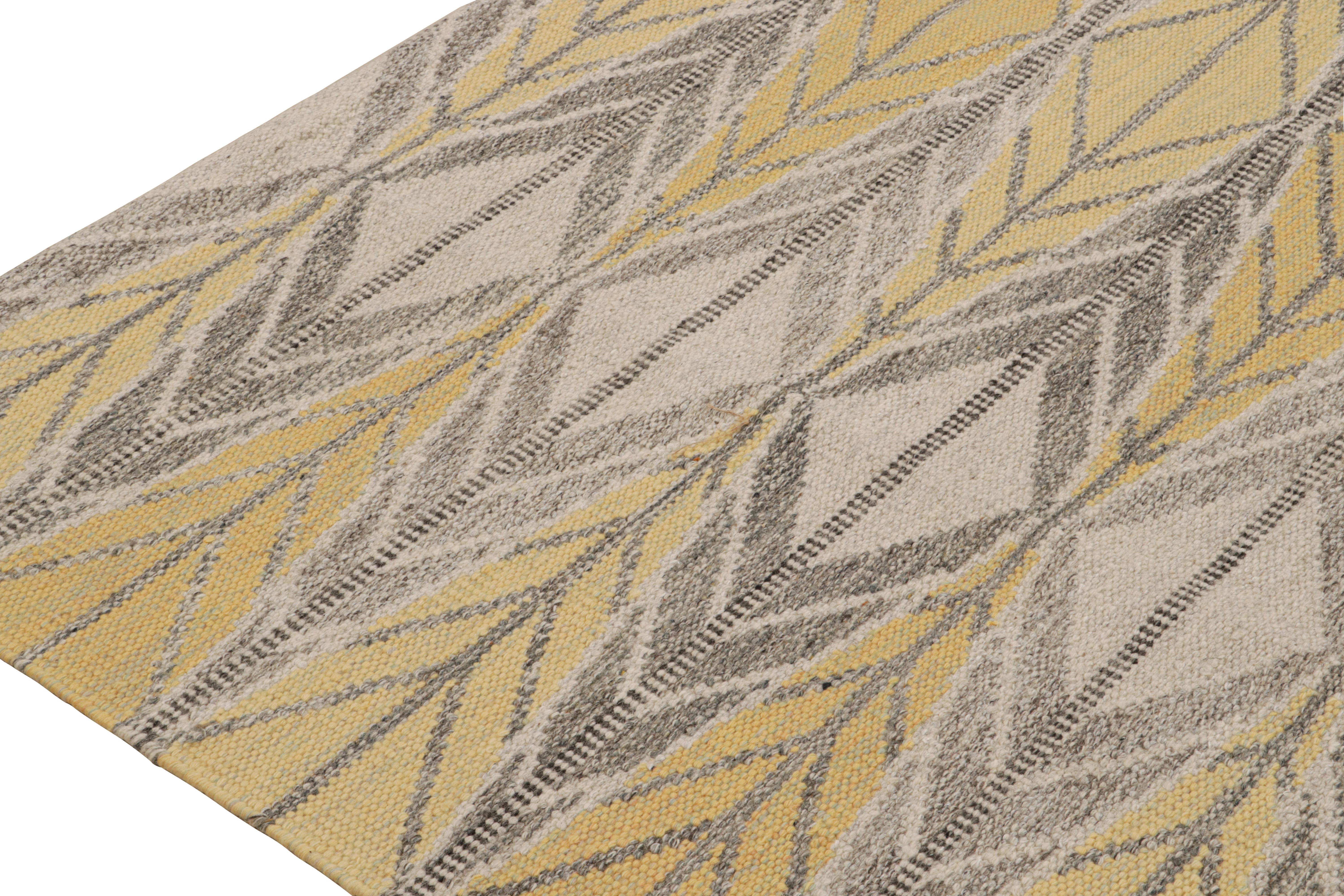 Rug & Kilim's Scandinavian Style Custom Kilim in Gold & Gray Geometric Patterns (Handgewebt) im Angebot