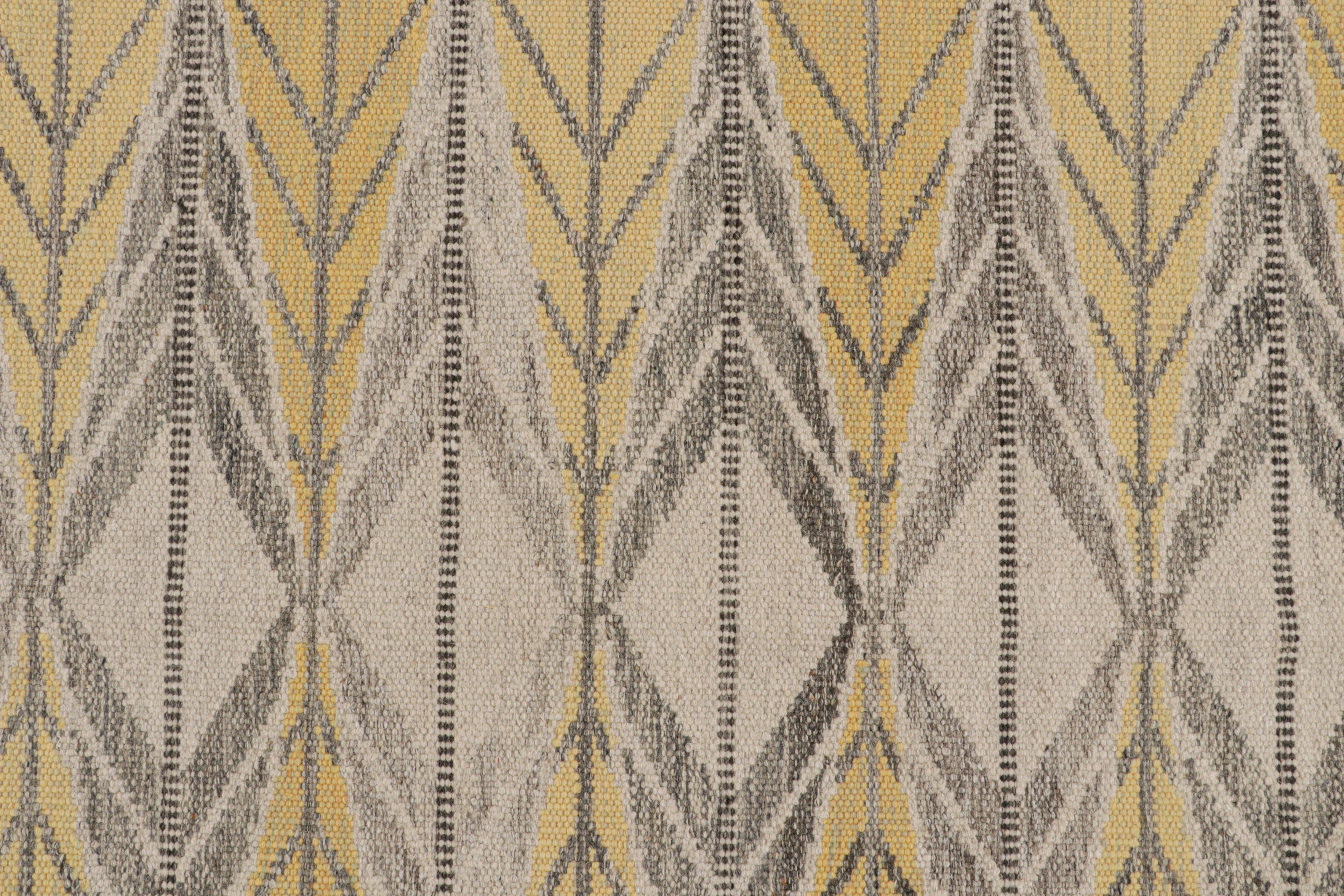 Rug & Kilim's Scandinavian Style Custom Kilim in Gold & Gray Geometric Patterns im Zustand „Neu“ im Angebot in Long Island City, NY