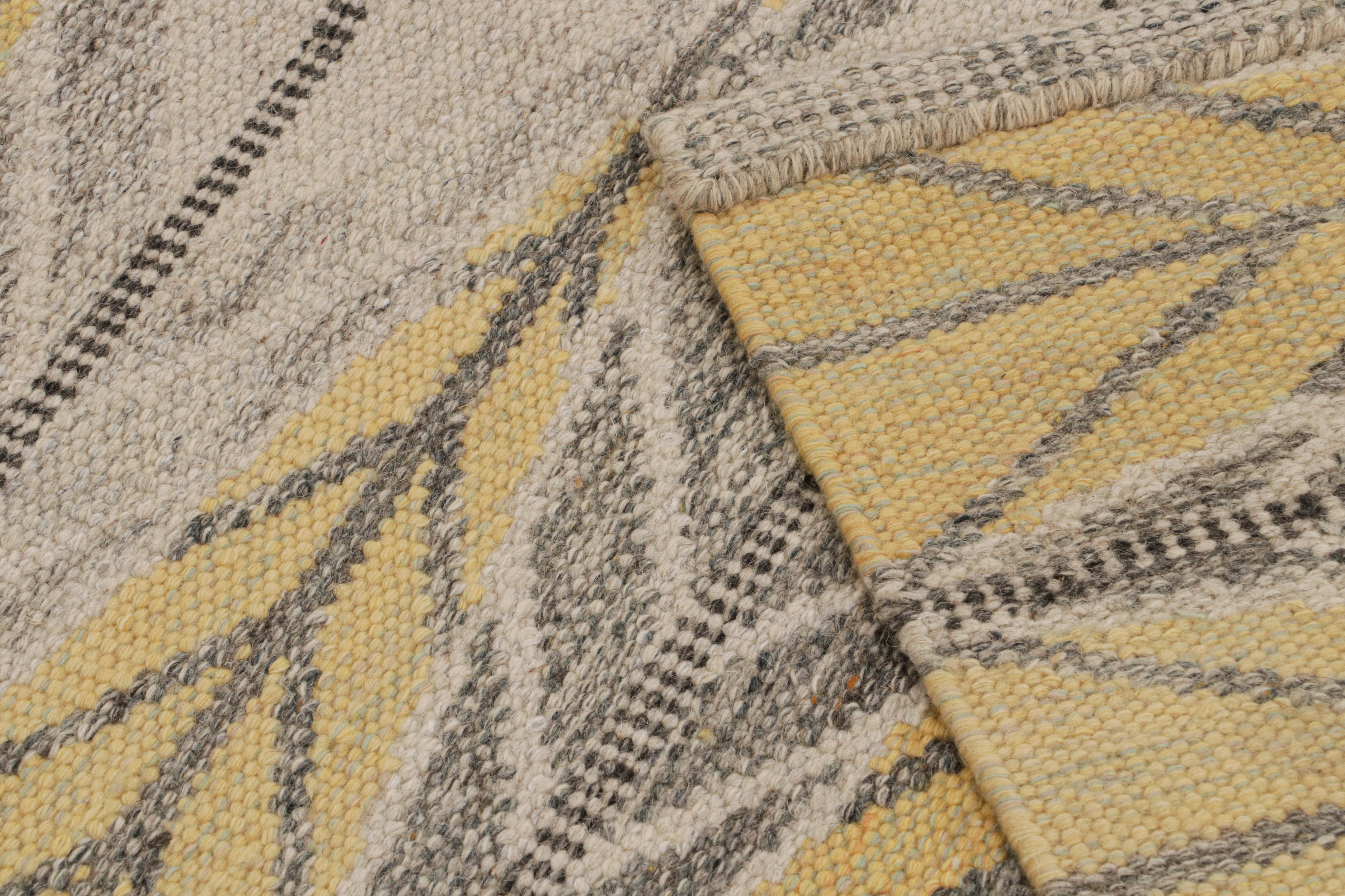 Rug & Kilim's Scandinavian Style Custom Kilim in Gold & Gray Geometric Patterns (21. Jahrhundert und zeitgenössisch) im Angebot