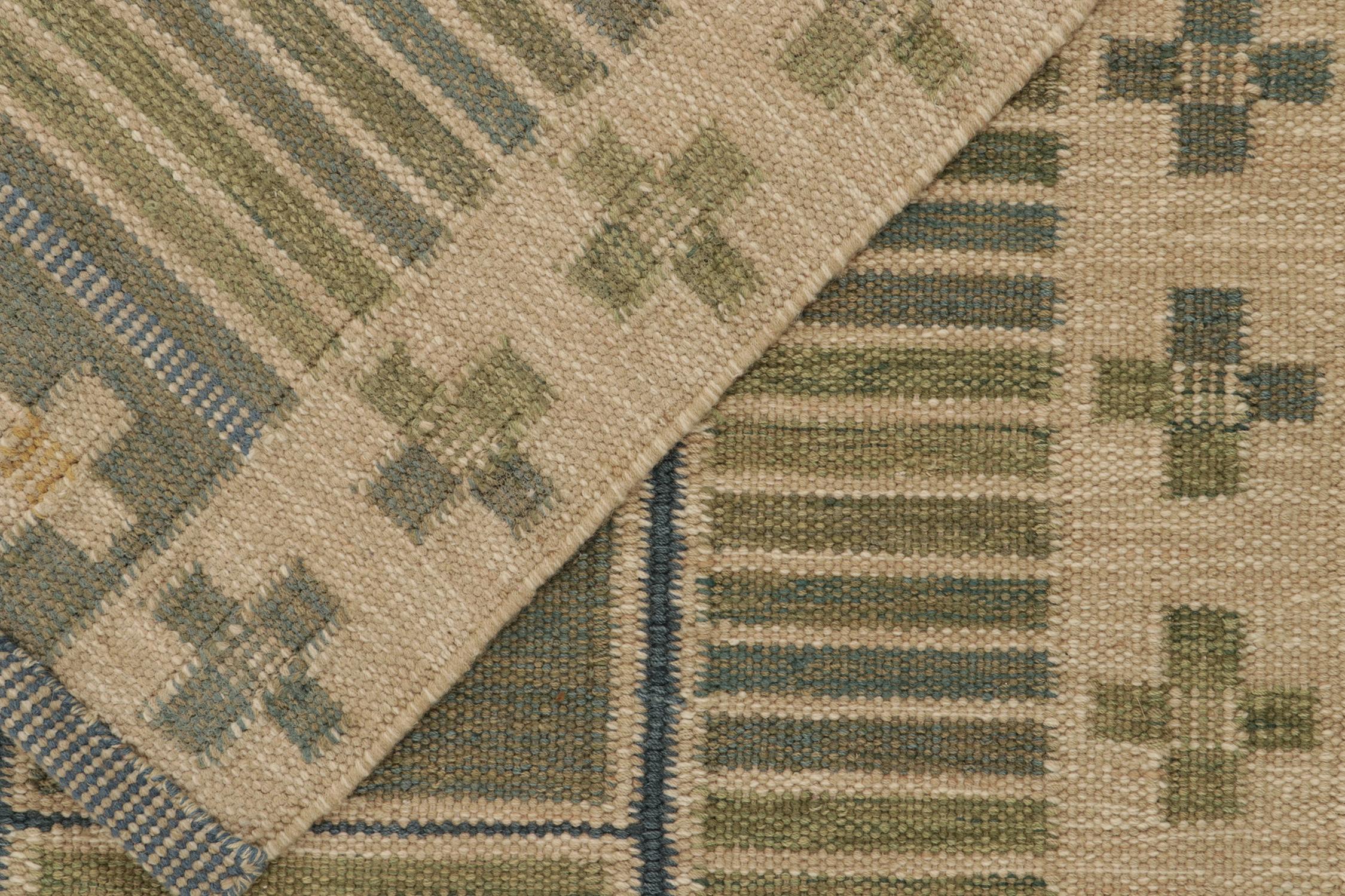 Maßgefertigter Kilim im skandinavischen Stil von Rug & Kilim in Grün und Blau mit geometrischem Muster (21. Jahrhundert und zeitgenössisch) im Angebot