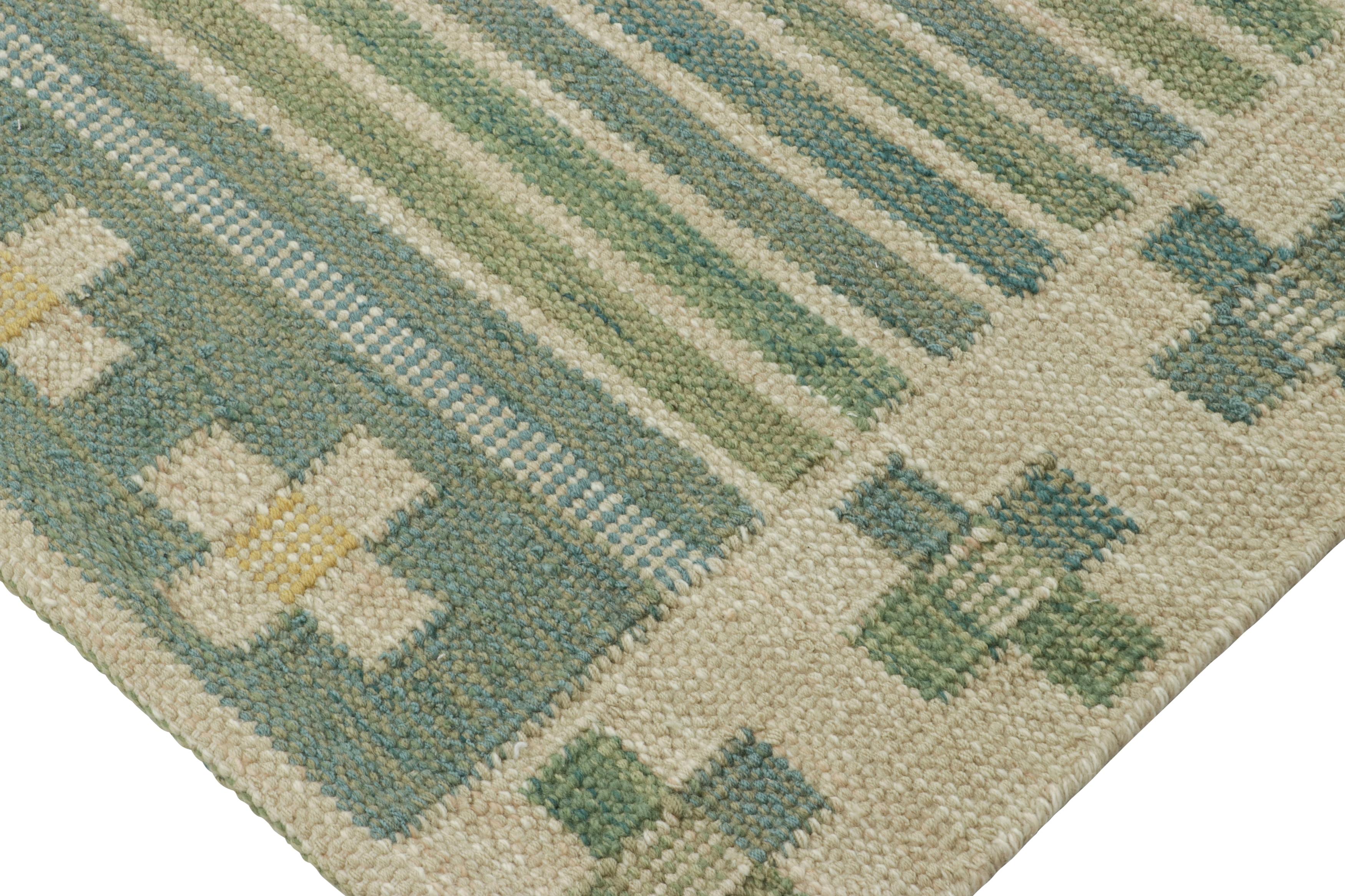 Rug & Kilim - Tappeto Kilim personalizzato in stile scandinavo, verde con motivi geometrici In condizioni Nuovo in vendita a Long Island City, NY