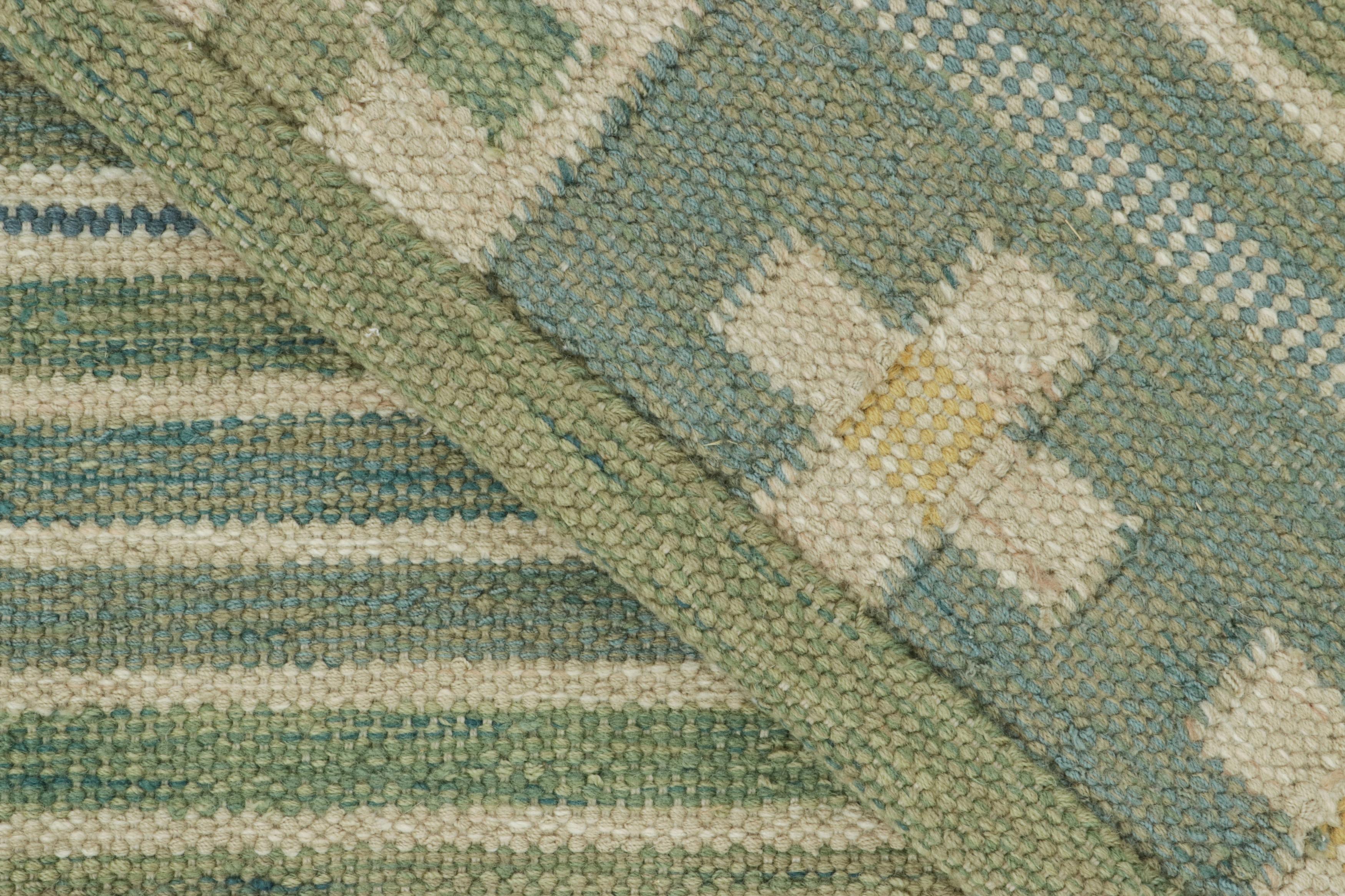 XXI secolo e contemporaneo Rug & Kilim - Tappeto Kilim personalizzato in stile scandinavo, verde con motivi geometrici in vendita