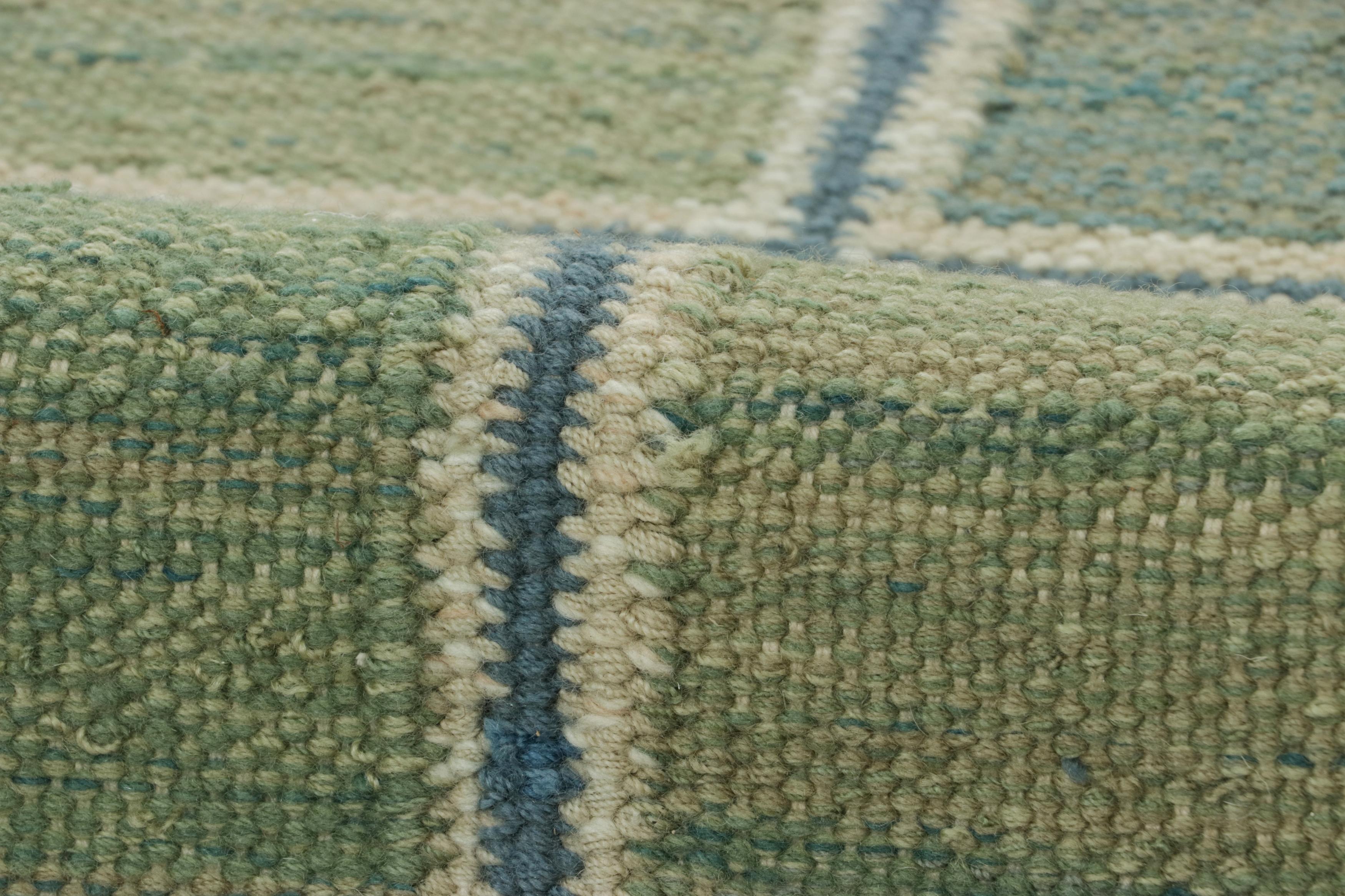 Lana Rug & Kilim - Tappeto Kilim personalizzato in stile scandinavo, verde con motivi geometrici in vendita