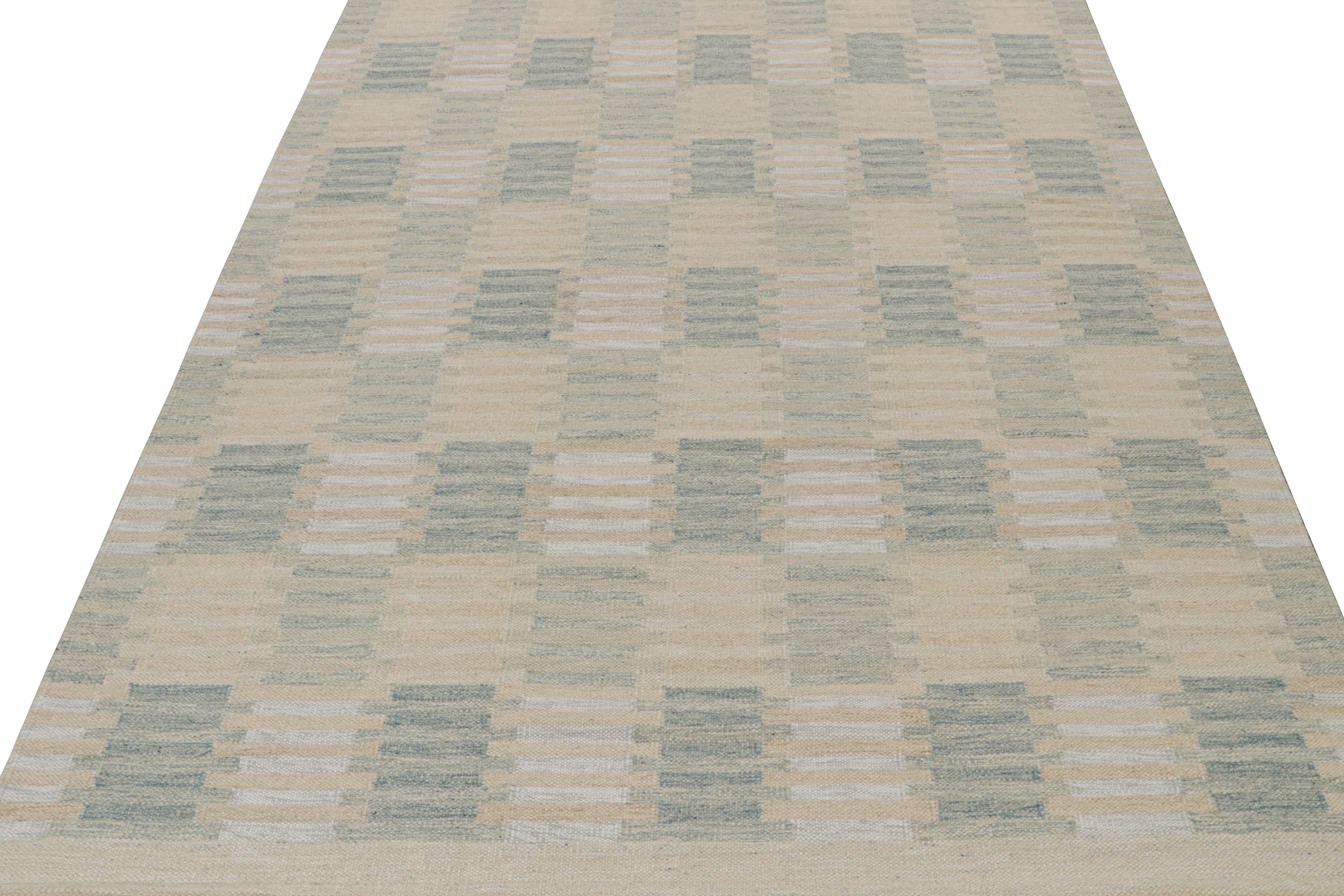 Rug & Kilim's Skandinavischer Stil Maßgefertigter Kilim-Teppich in Blau- und Beige-Mustern (Skandinavische Moderne) im Angebot