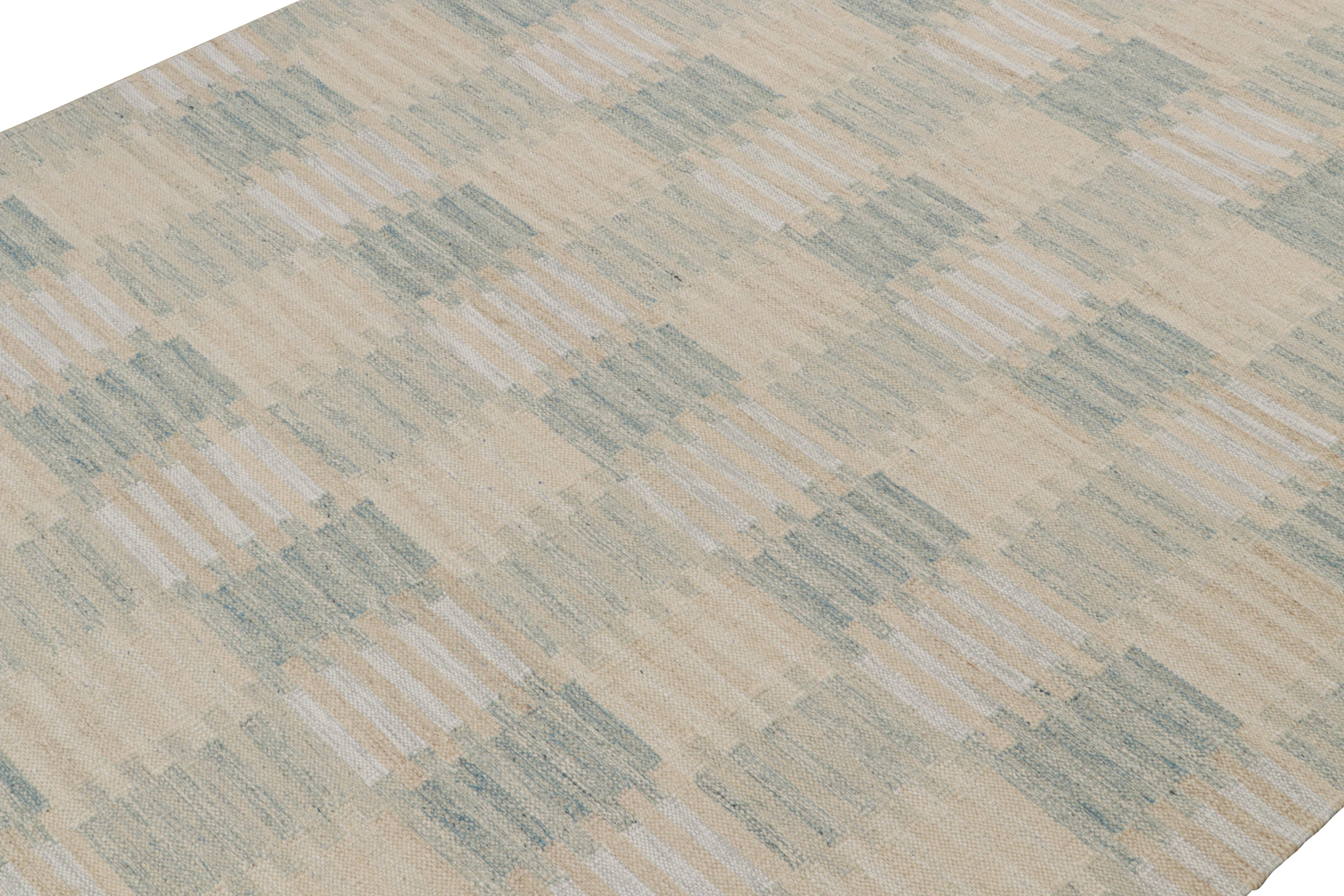 Rug & Kilim's Skandinavischer Stil Maßgefertigter Kilim-Teppich in Blau- und Beige-Mustern (Indisch) im Angebot