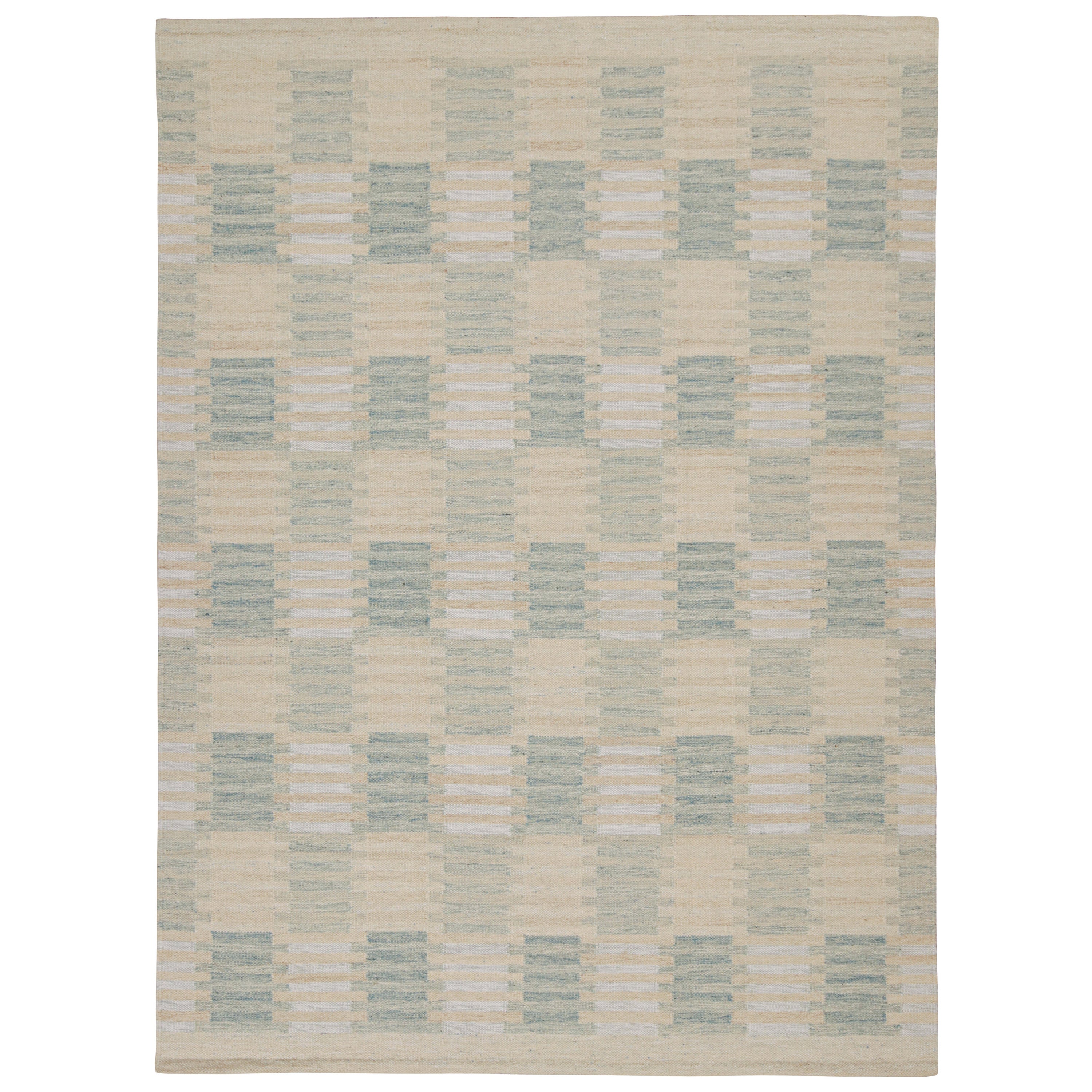 Rug & Kilim's Skandinavischer Stil Maßgefertigter Kilim-Teppich in Blau- und Beige-Mustern im Angebot