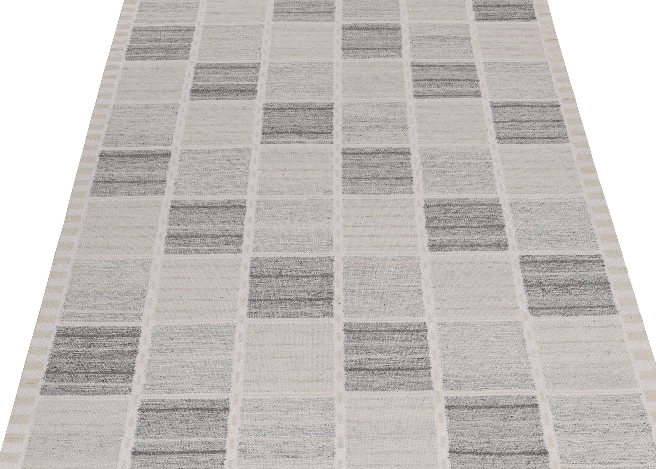 Maßgefertigter Kilim-Teppich im skandinavischen Stil mit geometrischem Muster in Greige von Rug & Kilim (Skandinavische Moderne) im Angebot