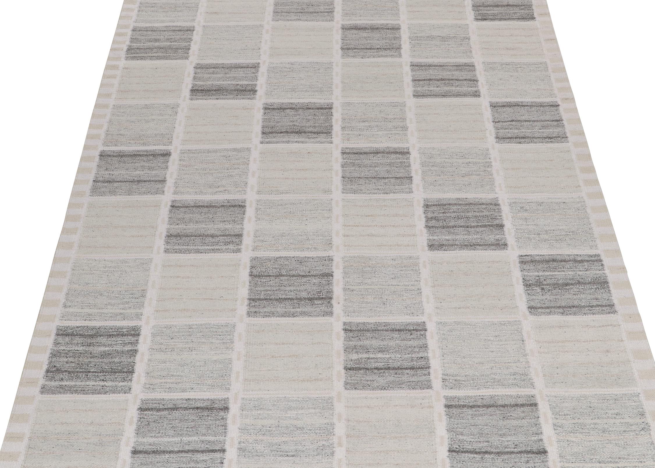 Scandinavian Modern Rug & Kilim’s Scandinavian Style Custom Kilim Rug in Greige Geometric Pattern For Sale