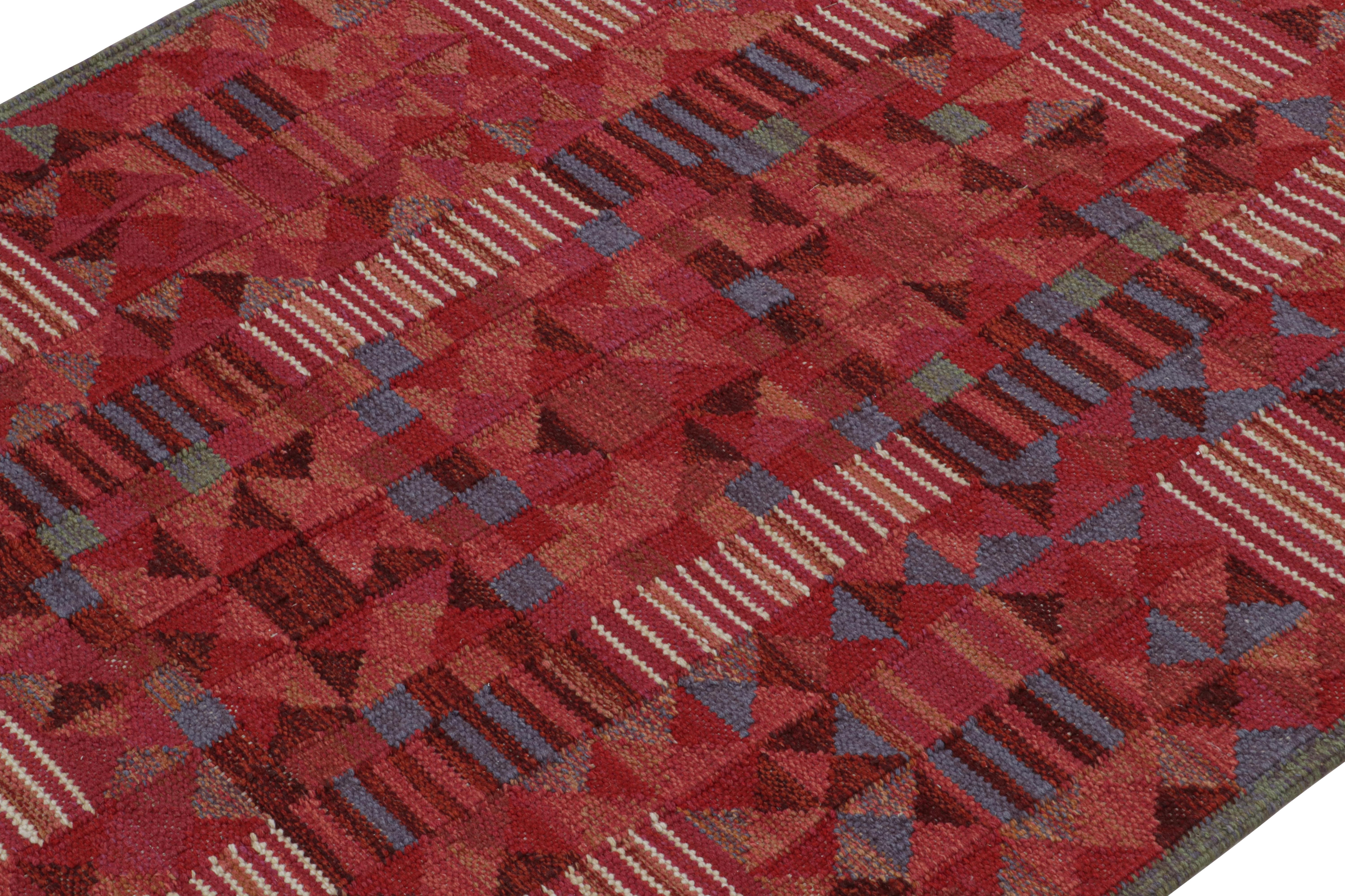Indien Rug & Kilim's Scandinavian Style Custom Kilim Rug in Red with Geometric Patterns (tapis Kilim personnalisé de style scandinave avec des motifs géométriques) en vente