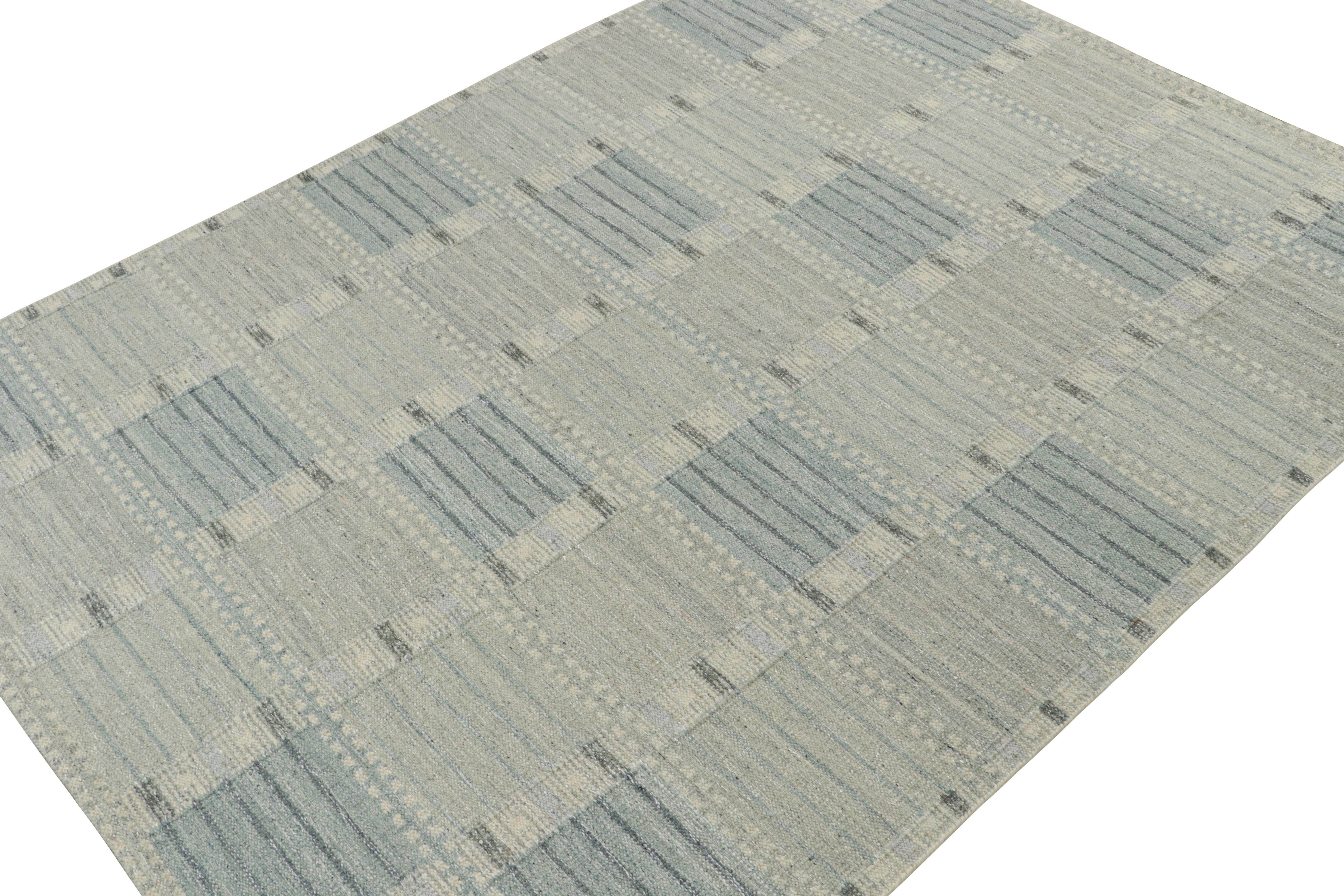 Ce motif de tissage plat personnalisé est un nouvel ajout à la collection de tapis scandinaves de Rug & Kilim. Tissé à la main en laine, coton et fils naturels, son design reflète une version contemporaine des Rollakans du milieu du siècle et du