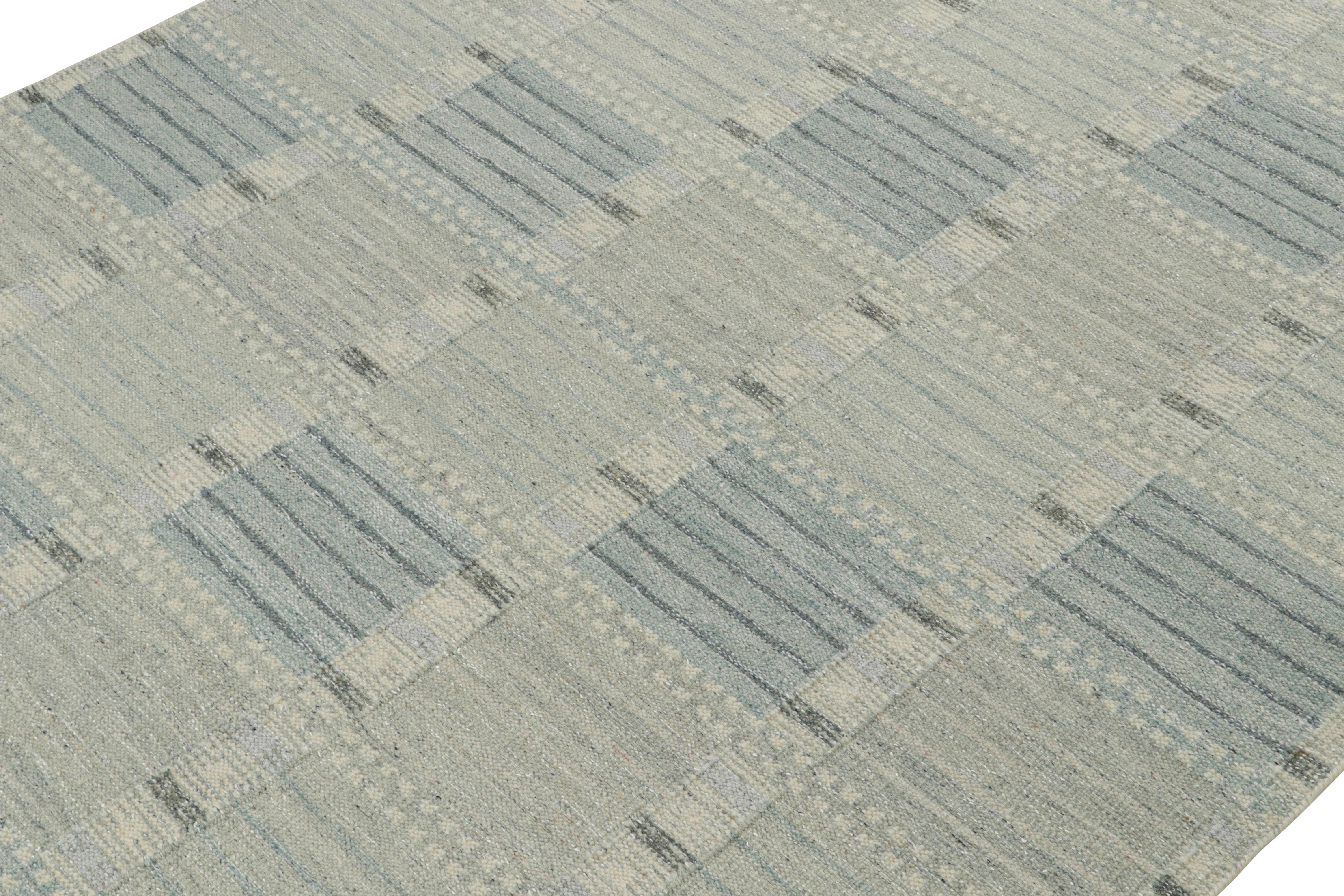 Indien Rug & Kilim's Scandinavian Style Custom Kilim Rug with Geometric Patterns (tapis Kilim personnalisé de style scandinave avec des motifs géométriques) en vente