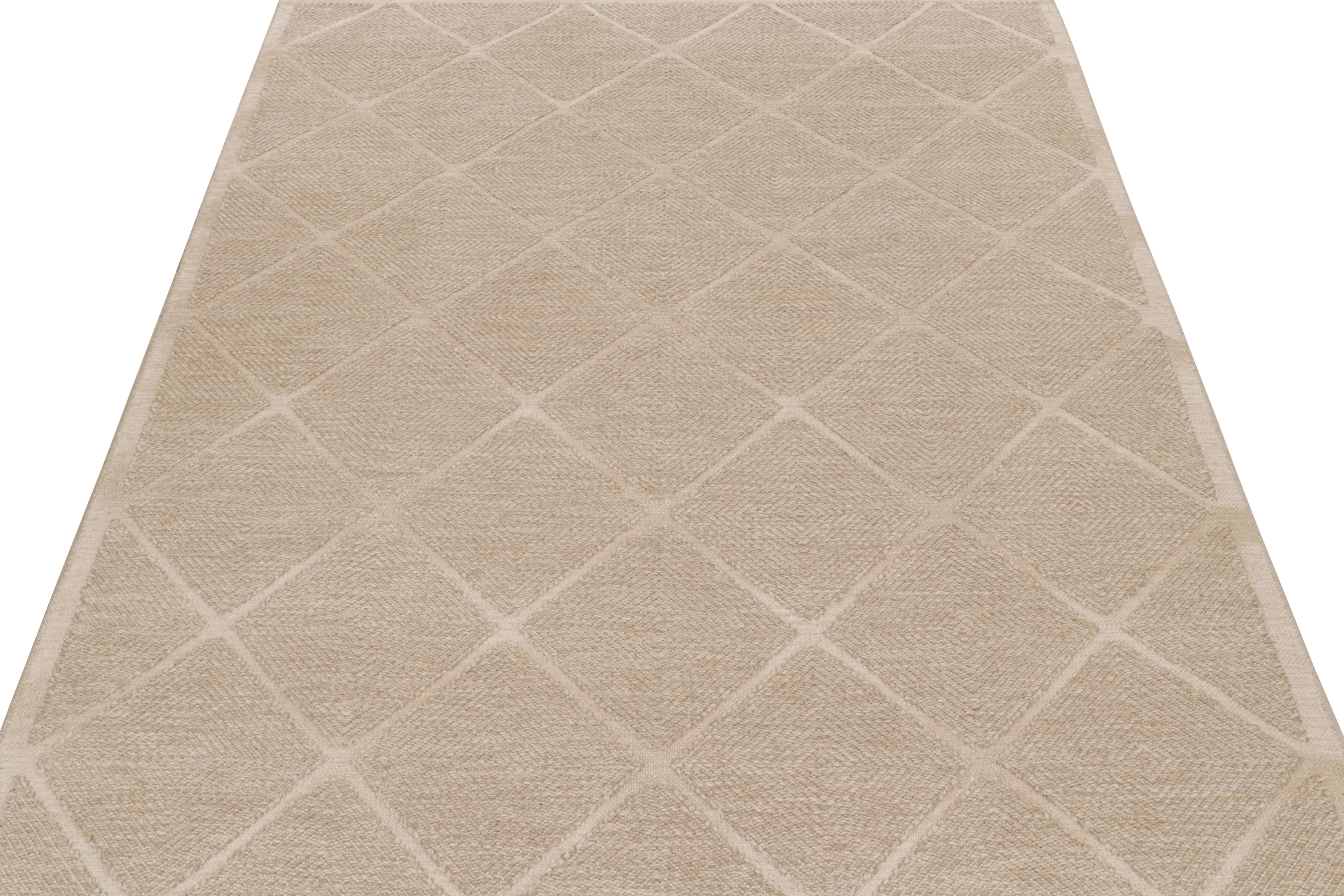 Moderno Rug & Kilim è un kilim personalizzato in stile scandinavo con motivi geometrici beige. in vendita