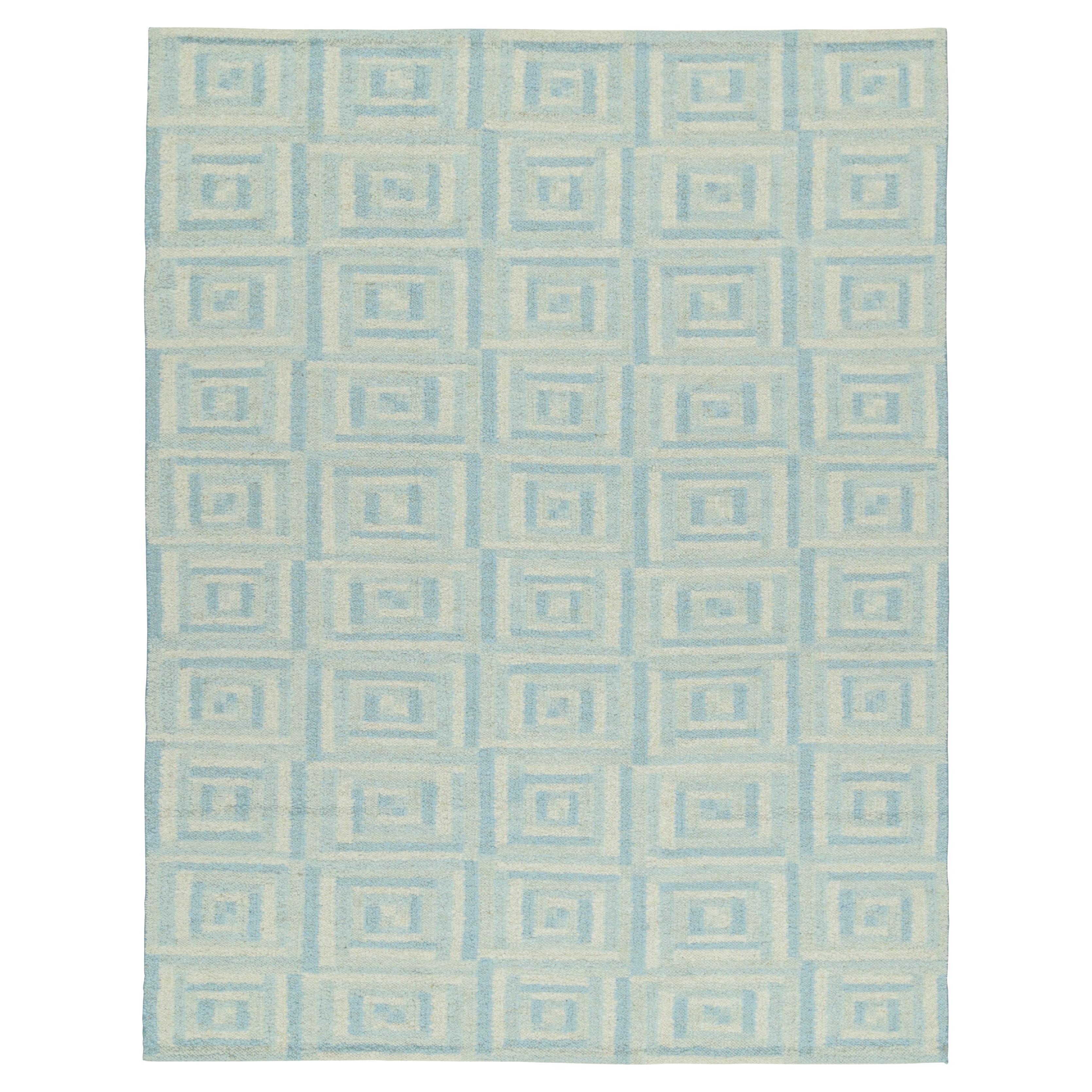 Kundenspezifischer Kilim im skandinavischen Stil mit blauen geometrischen Mustern von Rug & Kilim