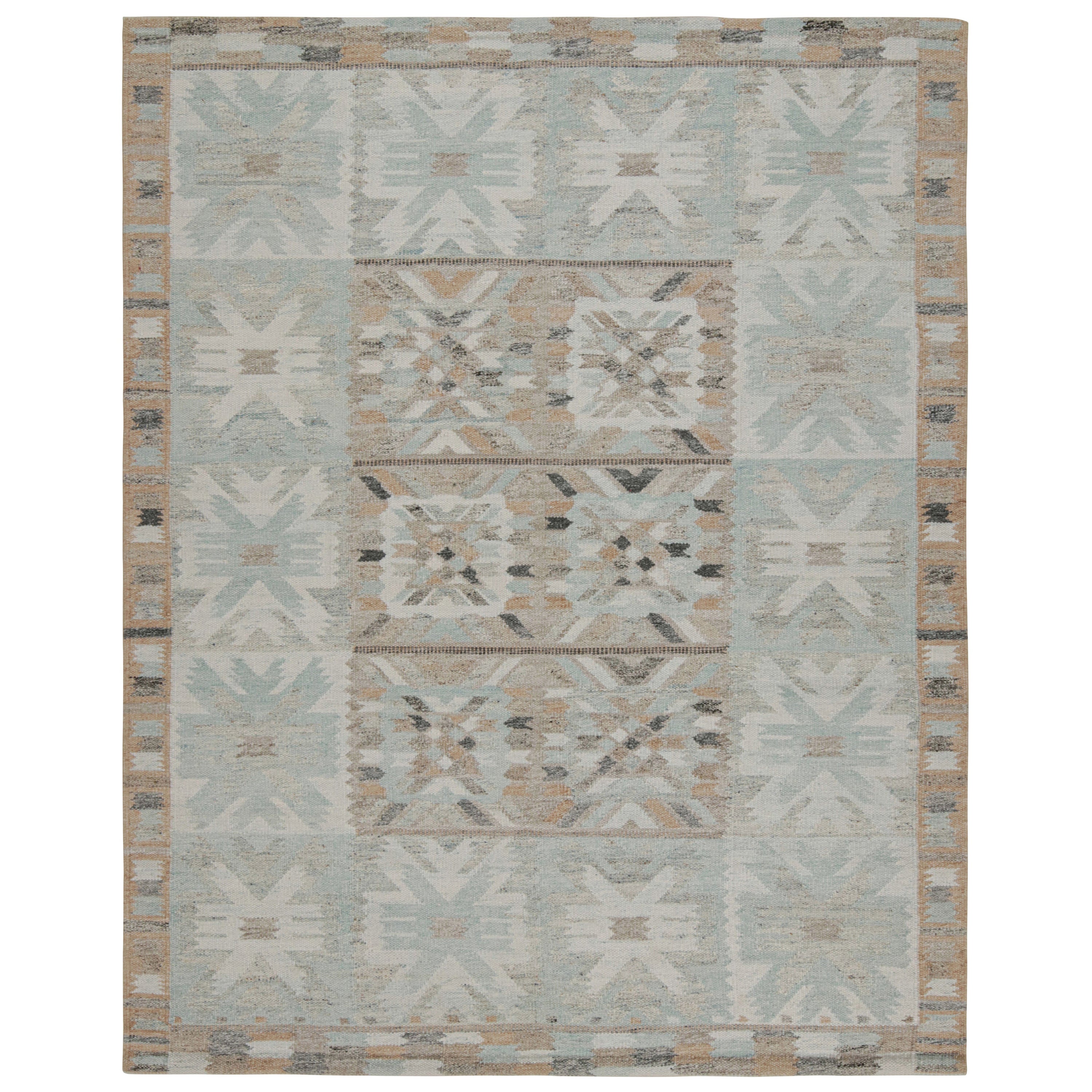 Rug & Kilim: tappeto da esterno personalizzato in stile scandinavo con motivo geometrico blu