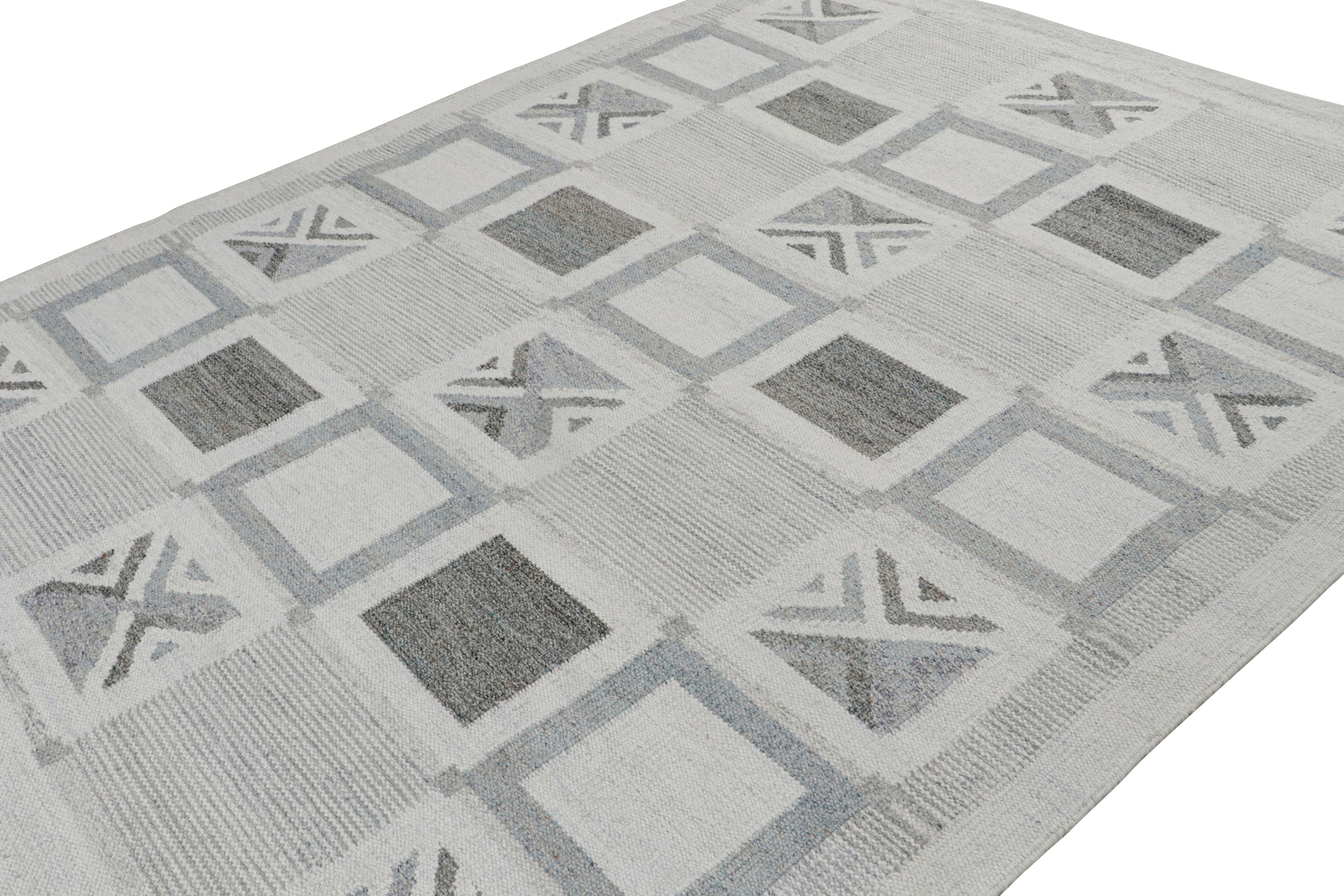 Questo tappeto 8x10 per interni ed esterni è un'audace novità della Scandinavian Collection di Rug & Kilim. Intrecciato a mano in poliestere ad alte prestazioni, il suo design riflette una rivisitazione contemporanea dello stile Deco svedese.

Sul