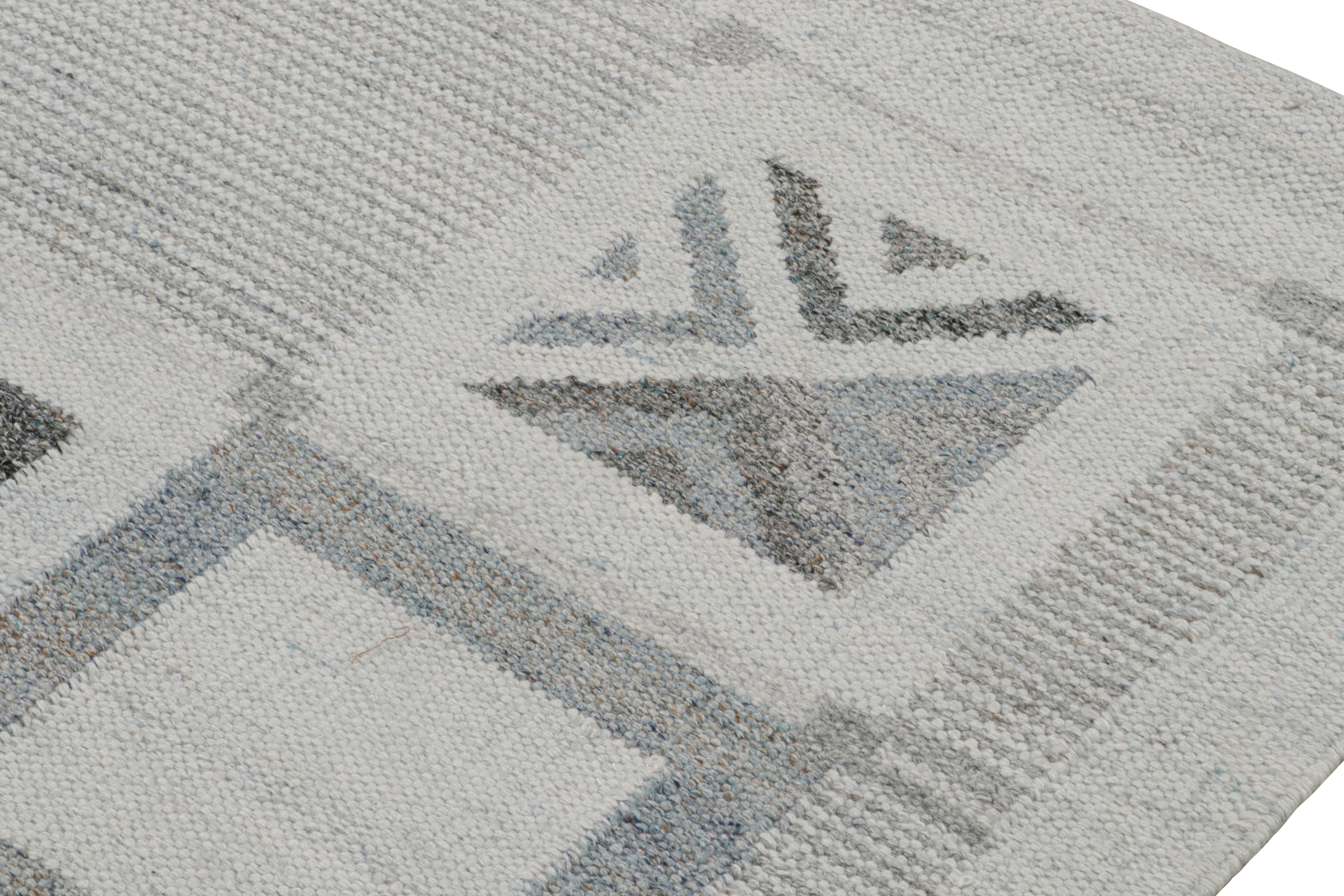 Annodato a mano Tappeto da esterno personalizzato in stile scandinavo con motivi geometrici grigi di Rug & Kilim in vendita