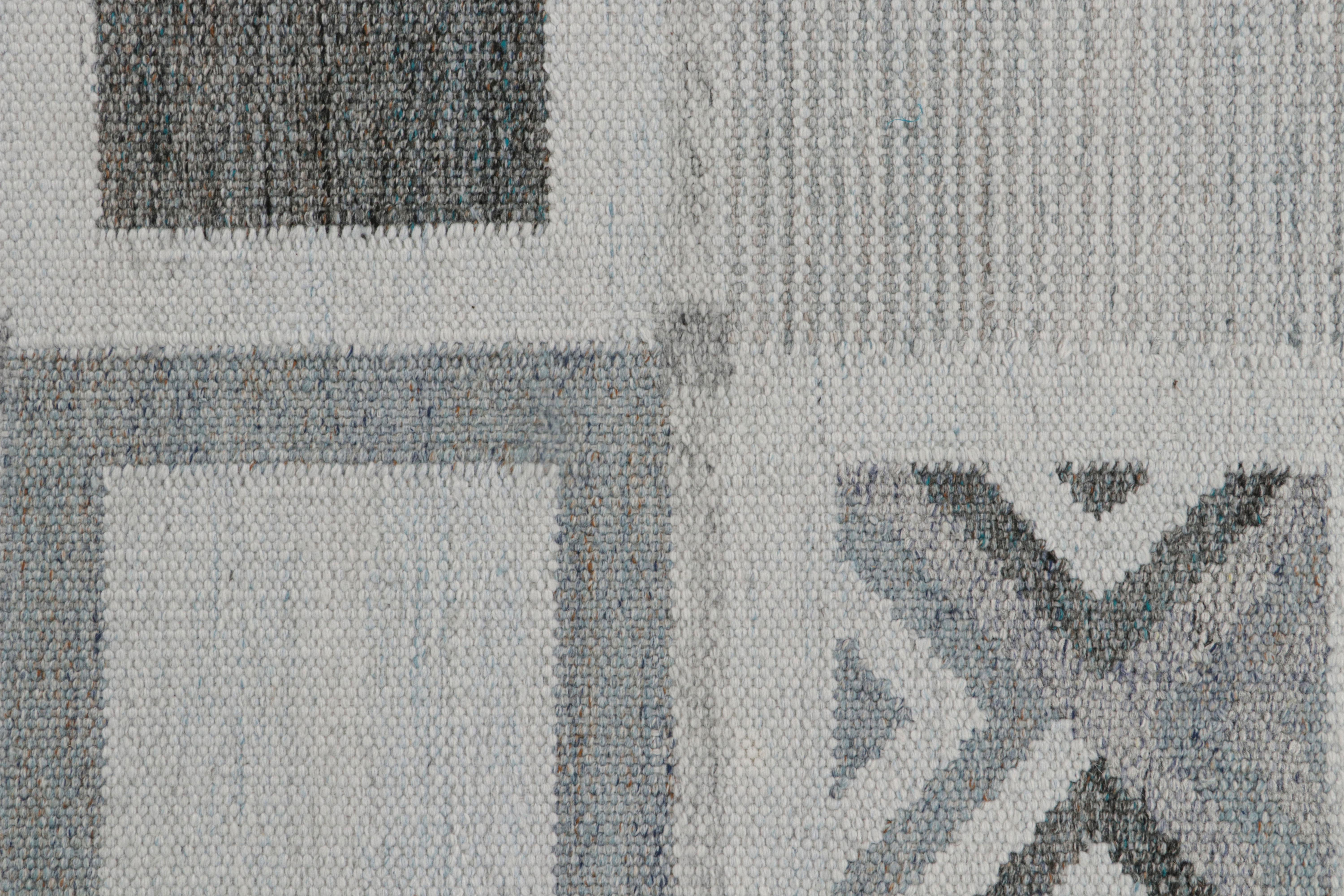 Tappeto da esterno personalizzato in stile scandinavo con motivi geometrici grigi di Rug & Kilim In condizioni Nuovo in vendita a Long Island City, NY