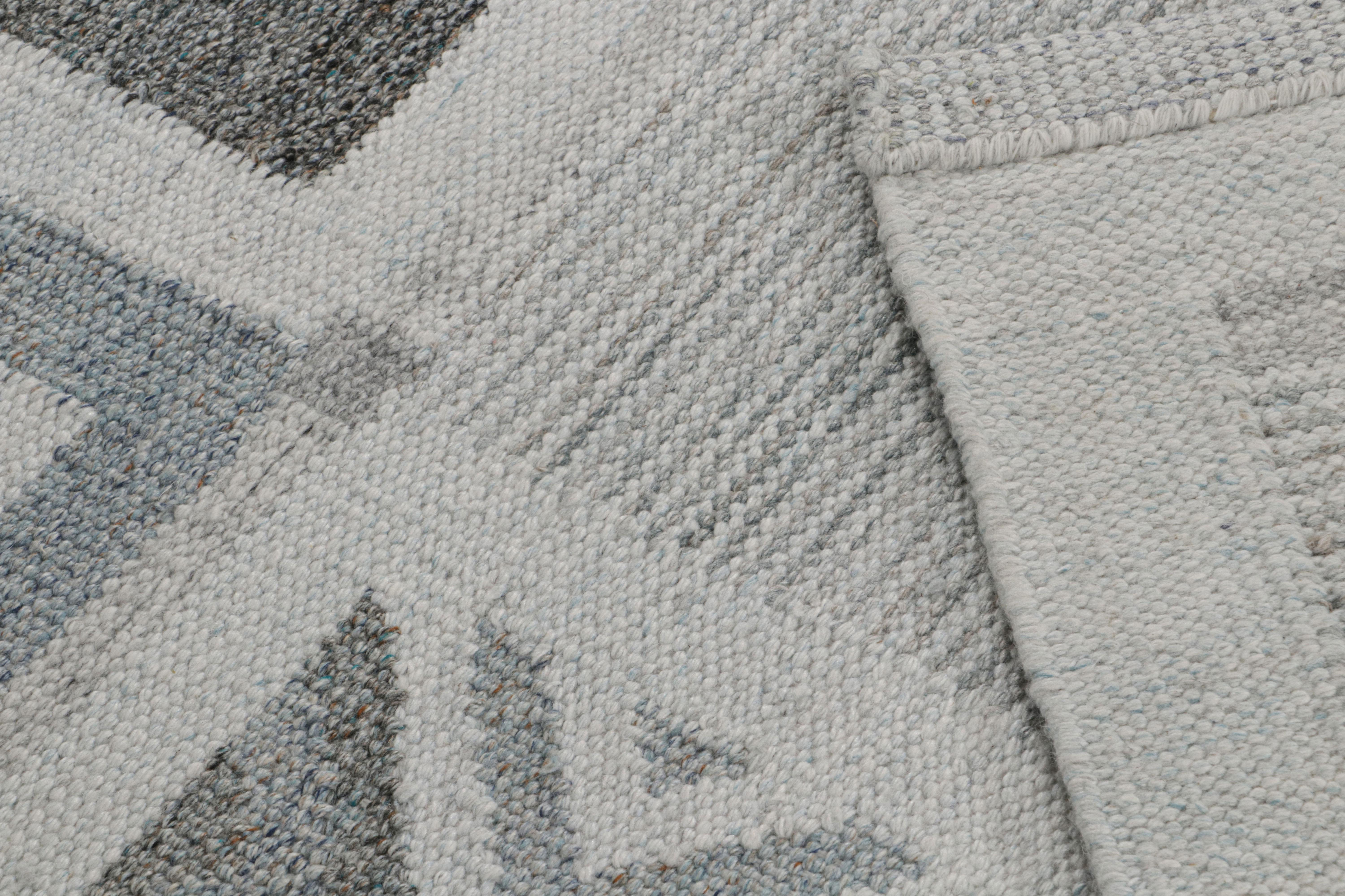 XXI secolo e contemporaneo Tappeto da esterno personalizzato in stile scandinavo con motivi geometrici grigi di Rug & Kilim in vendita